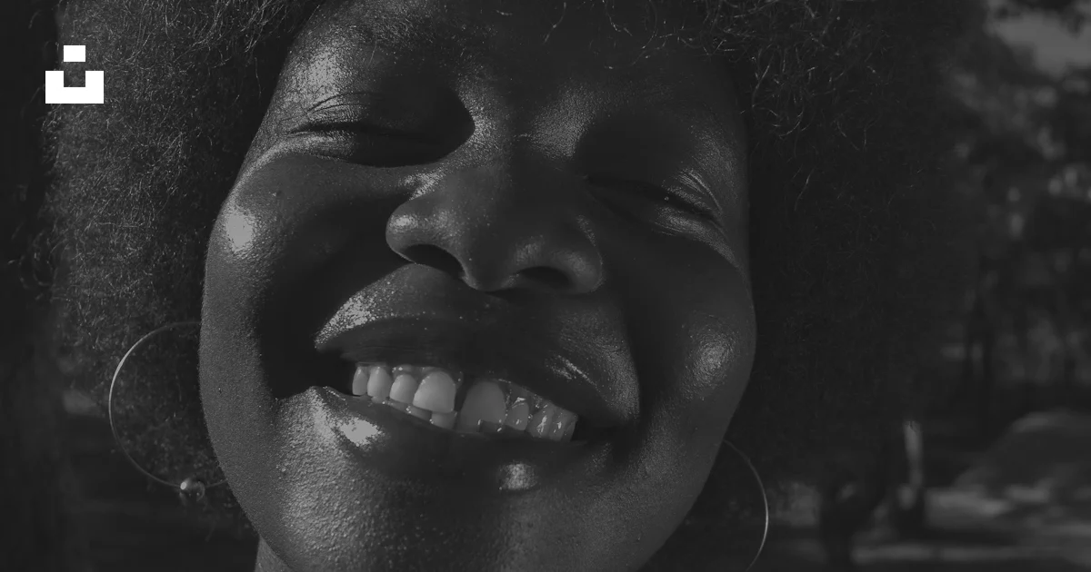 Unsplash Rit Image Une photo en noir et blanc d’une femme qui rit photo – Image gratuite ...