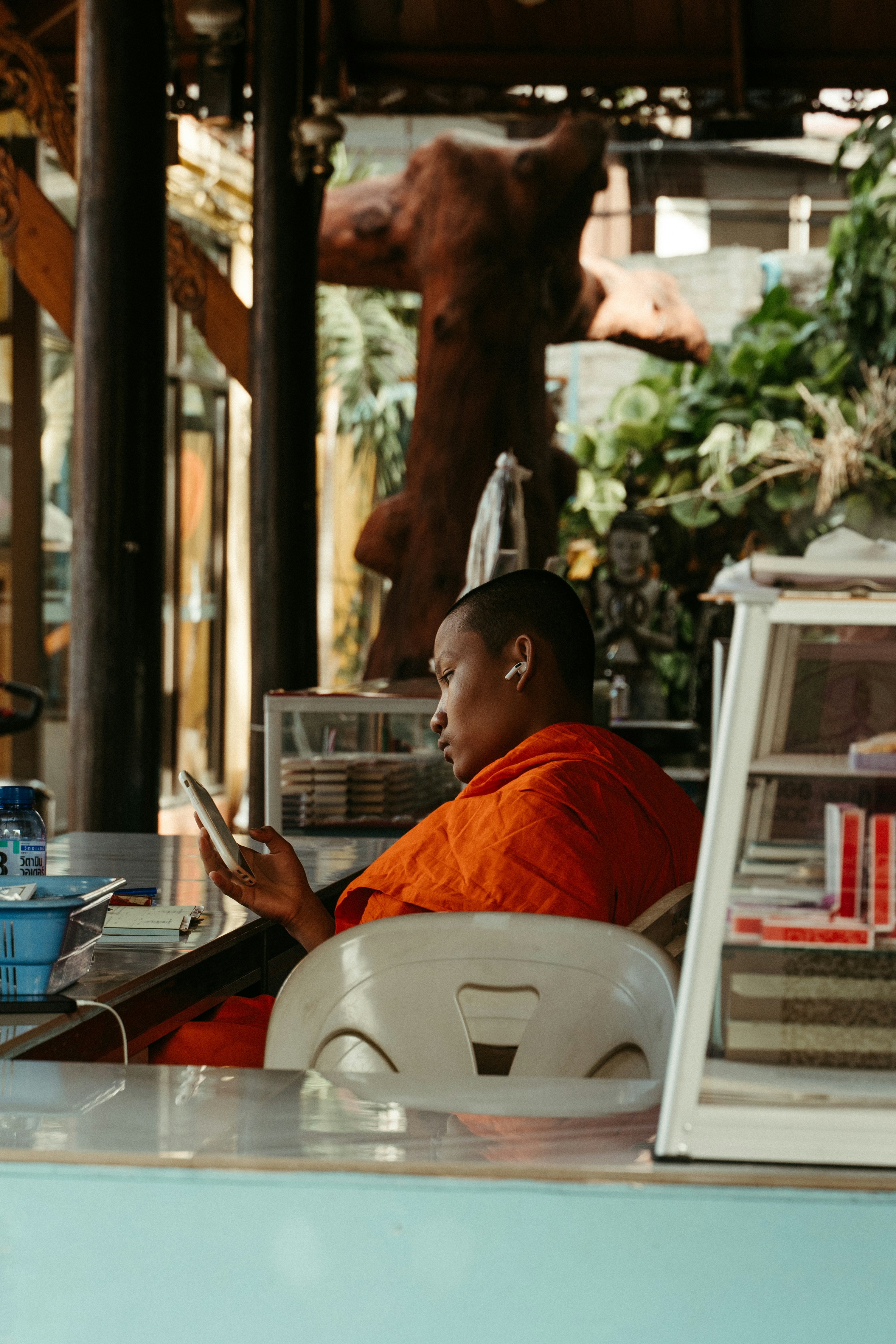 Ein Mann, der mit einem Tablet an einem Tisch sitzt