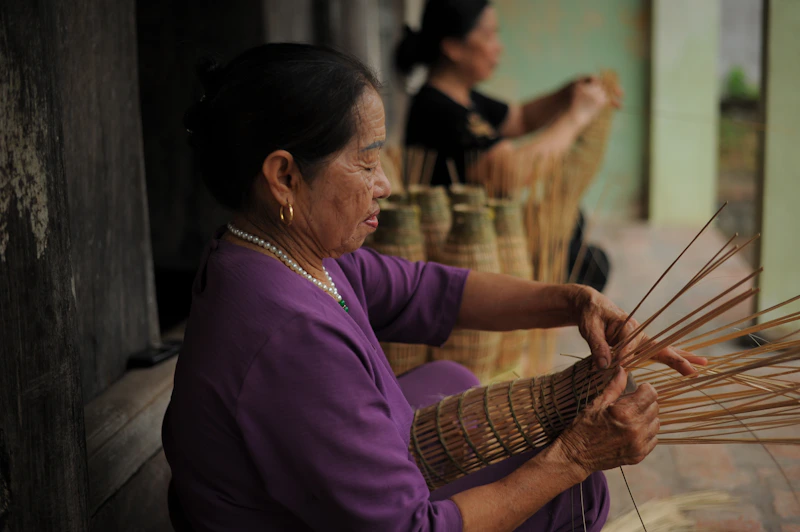 Sugar Mommy นั่งบนม้านั่งถือฟืน