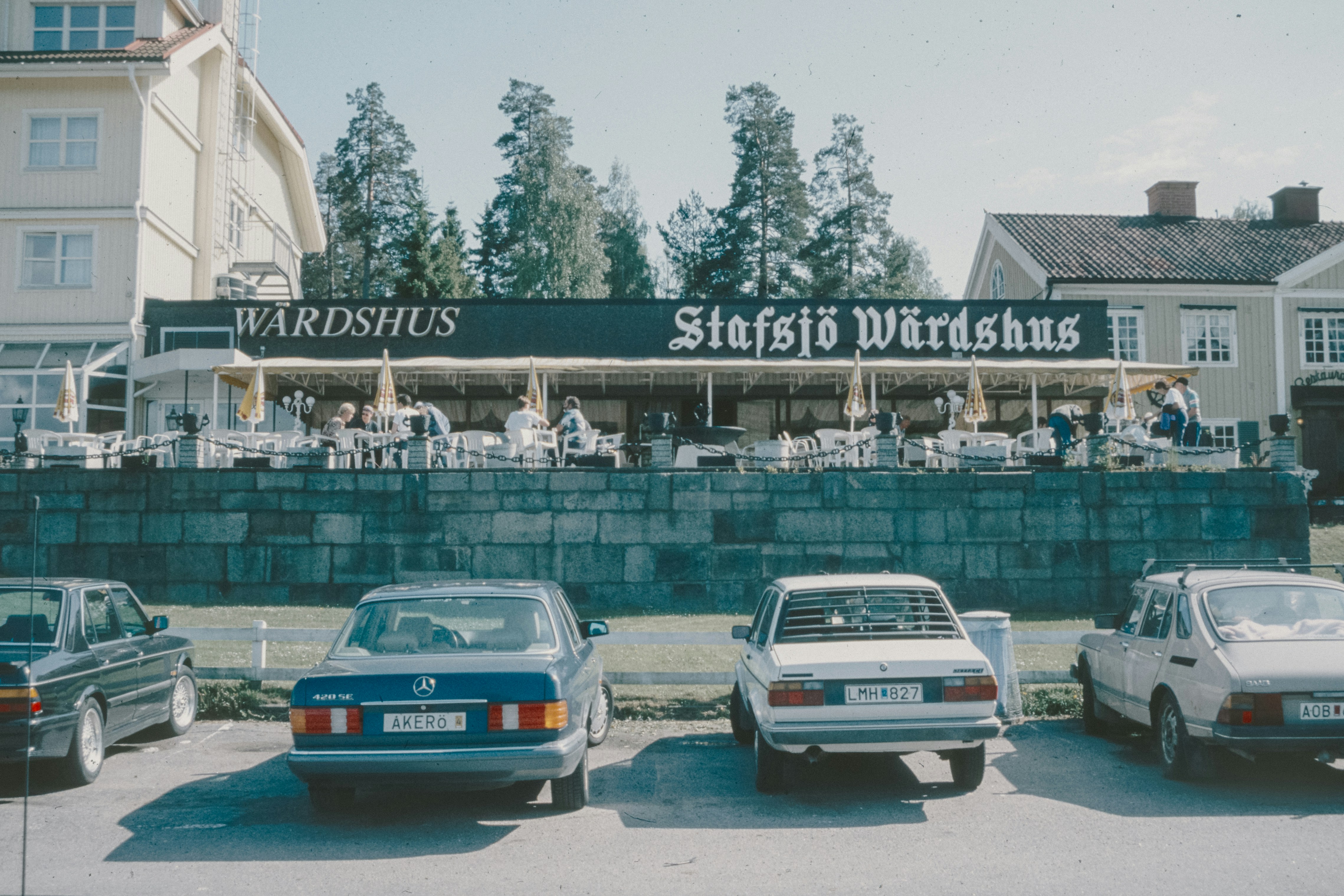 A group of cars parked in front of a building
