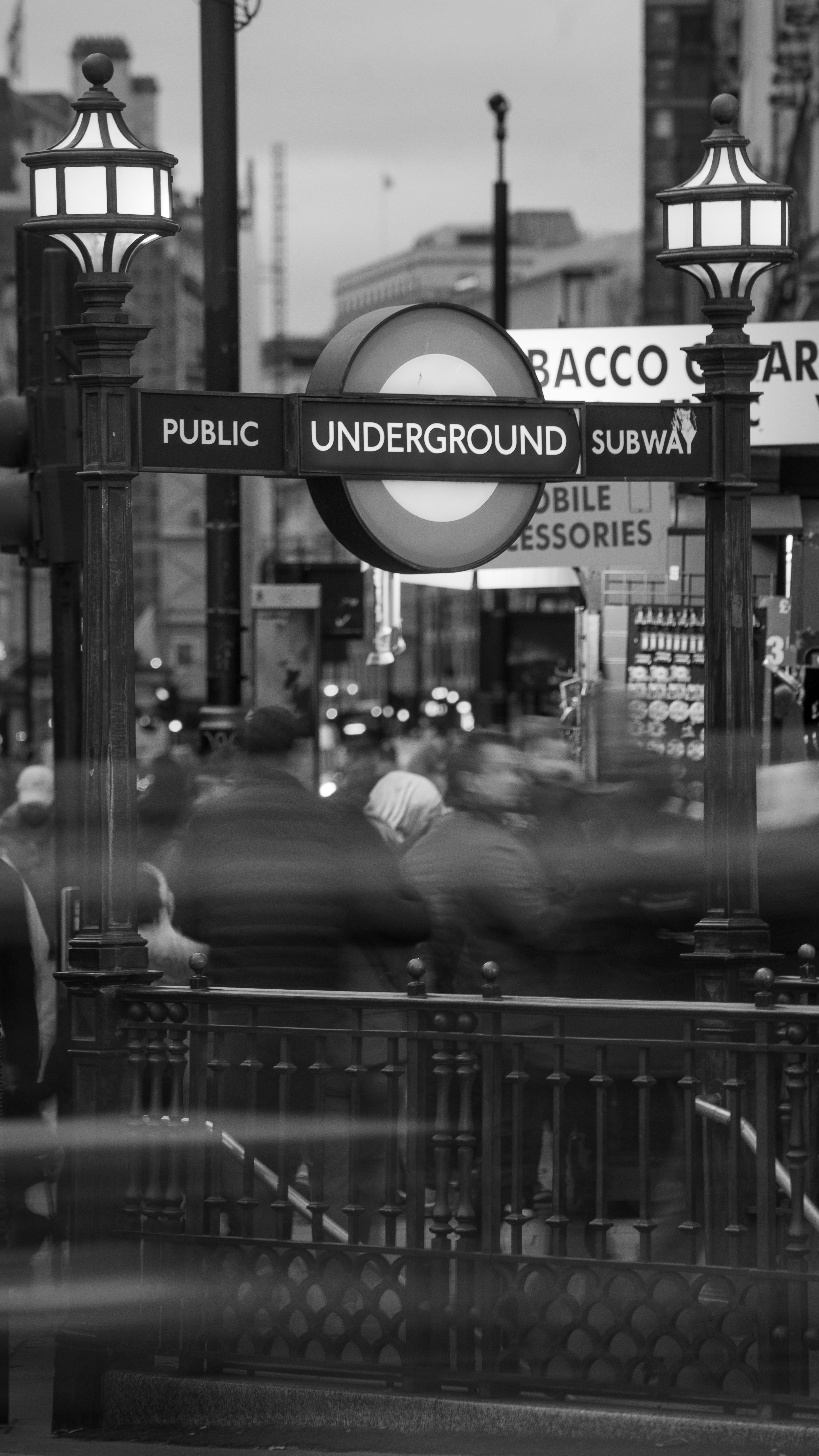 Une photo en noir et blanc d’une rue de la ville