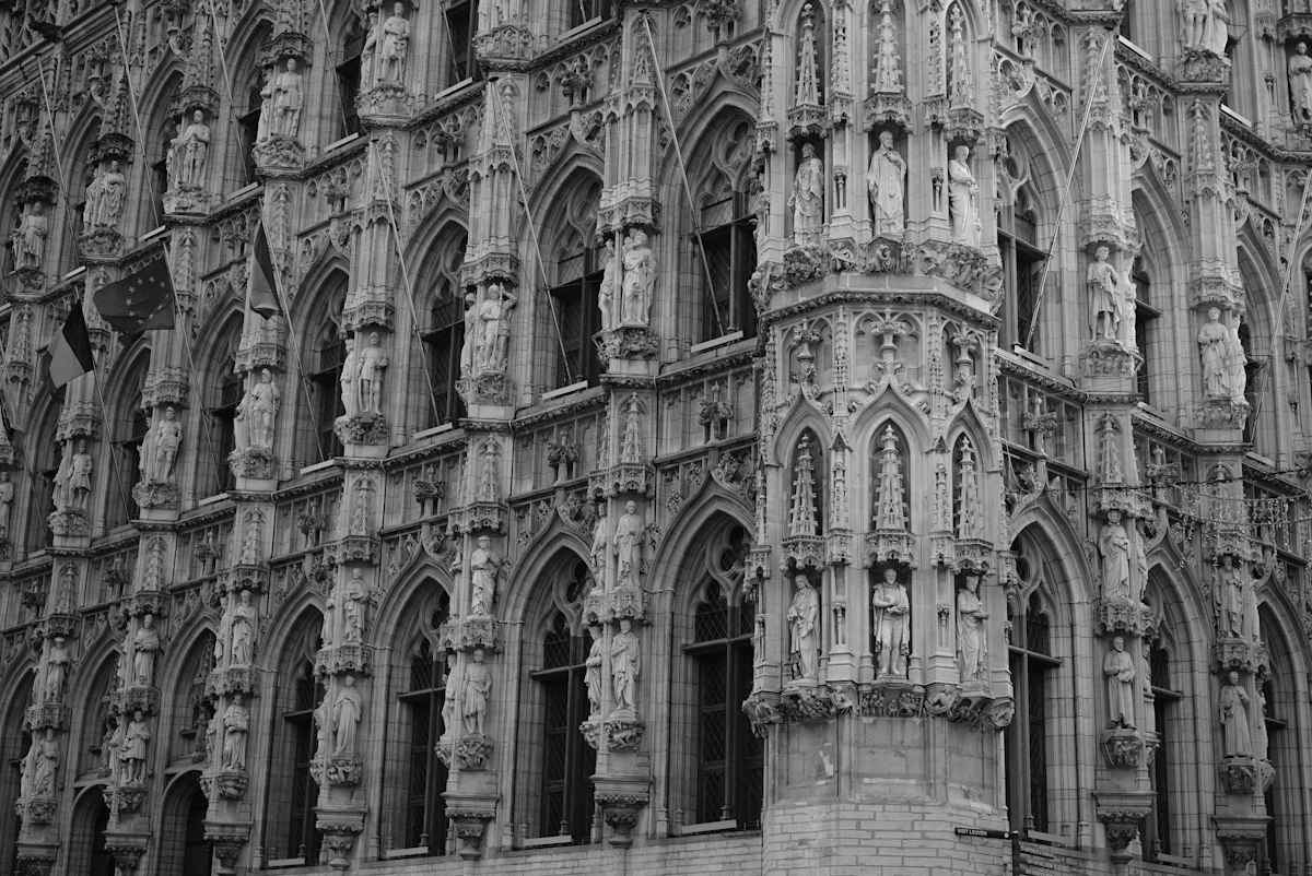De toren van de Universiteitsbibliotheek van Leuven tijdens Wintertijd