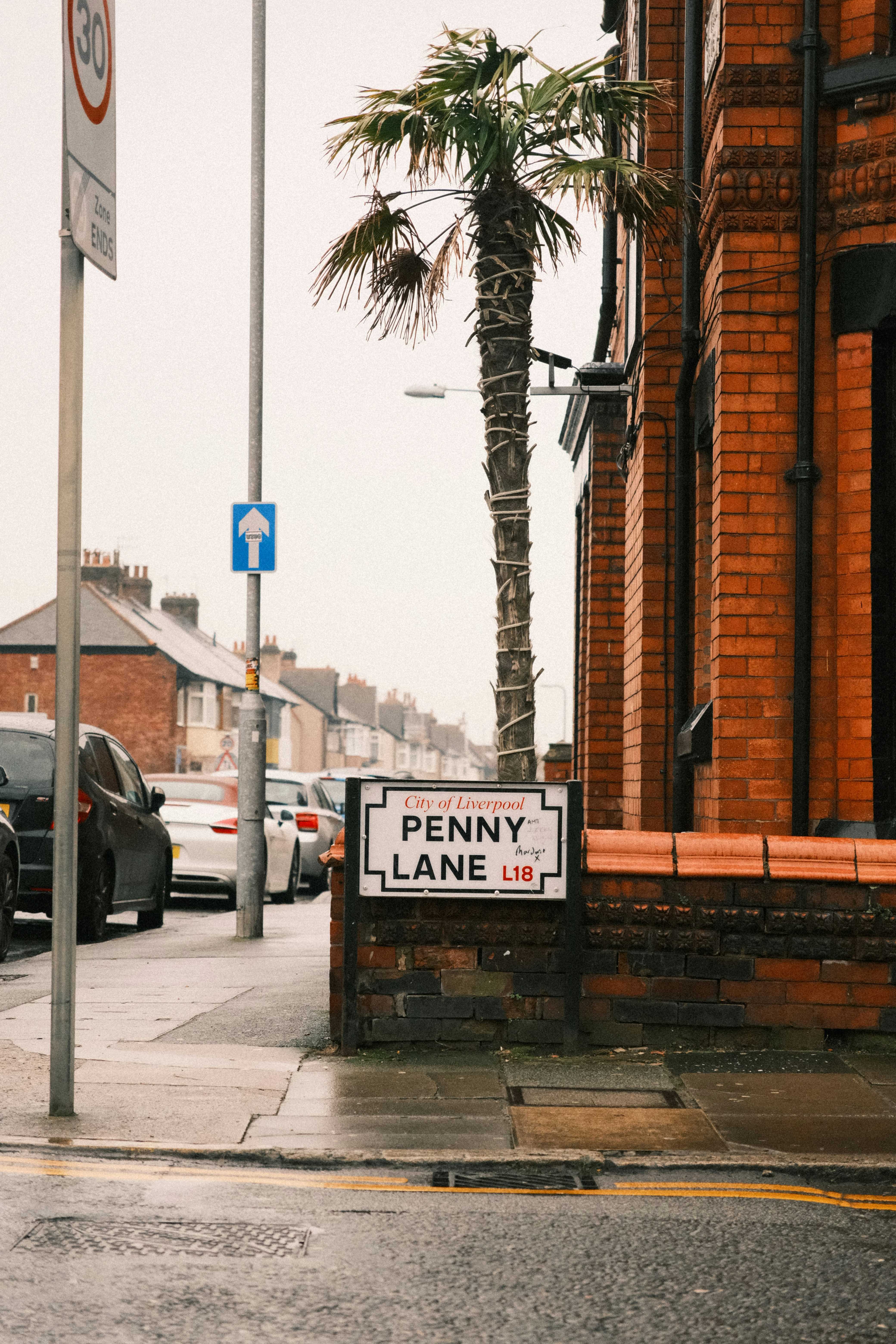 A city street with cars parked on the side of it