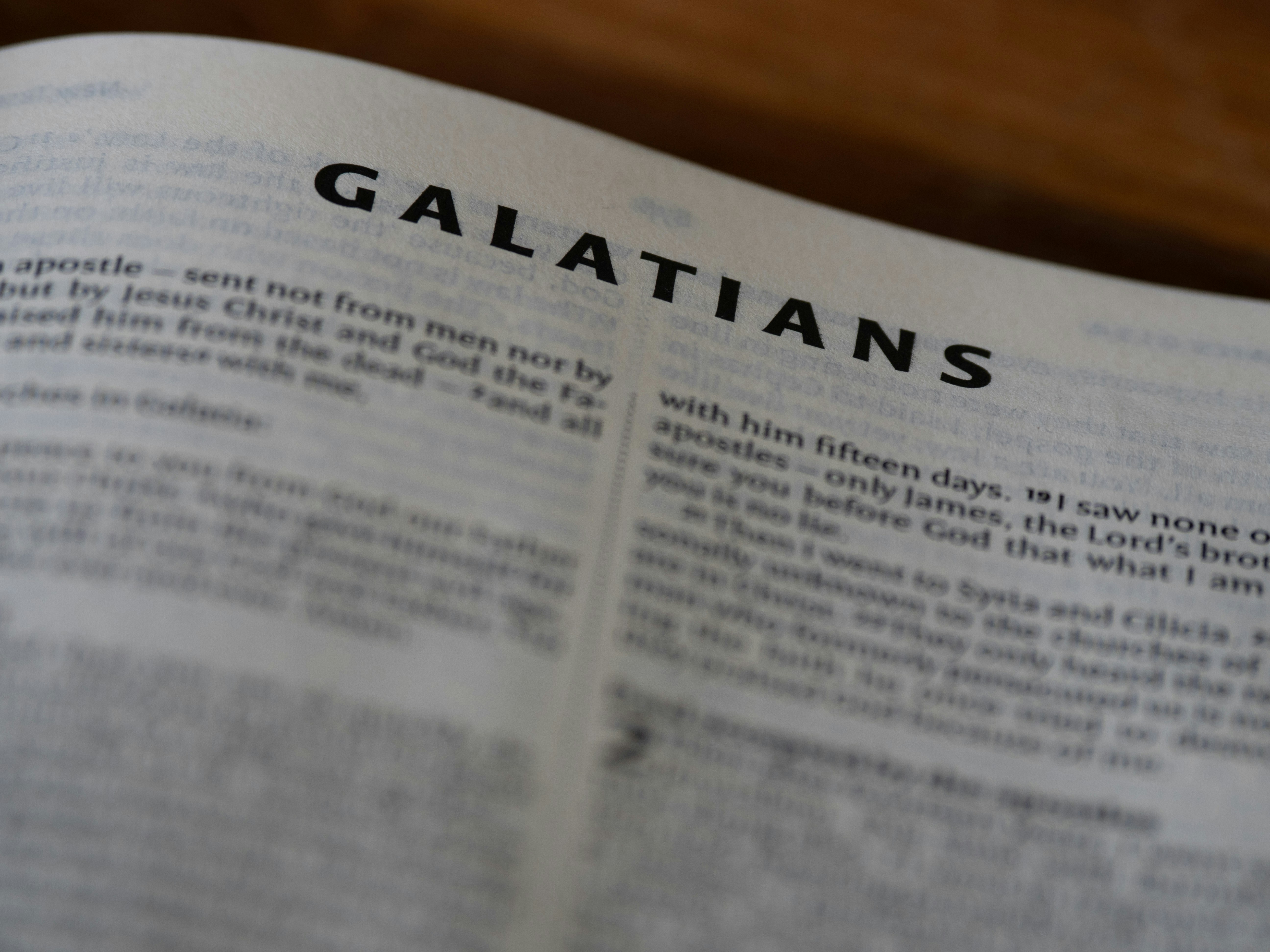 Un gros plan d’un livre avec le mot Galates dessus
