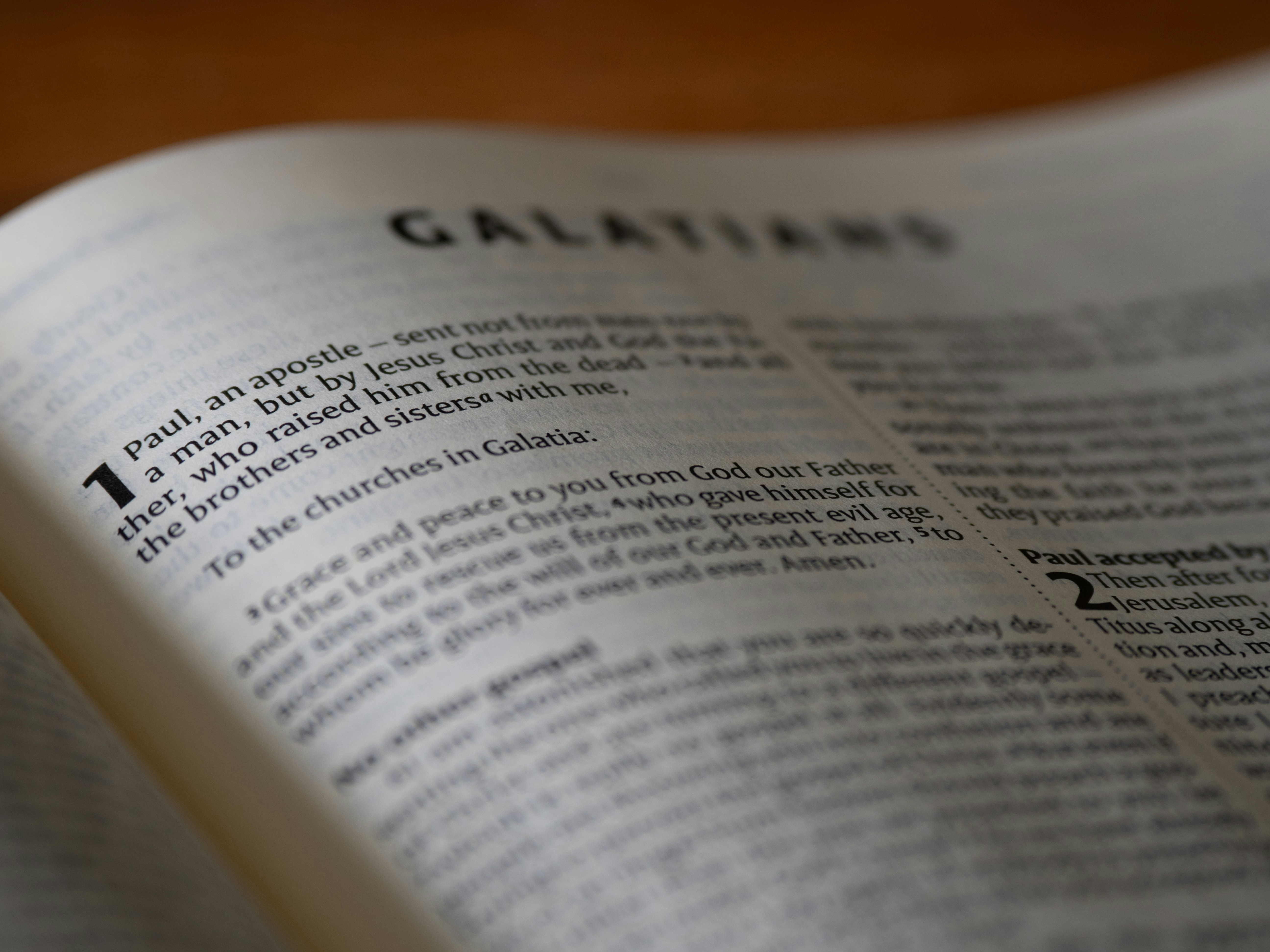 Gros plan d’un livre ouvert sur une table