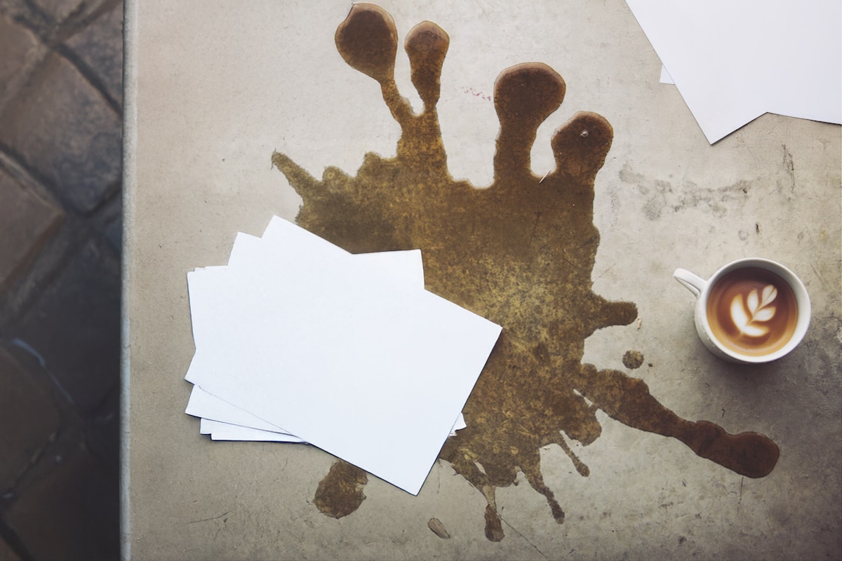 Nettoyer la peinture, la graisse et les mains avec du marc de café