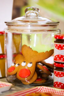 Um pote de vidro com biscoitos natalinos