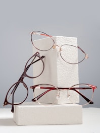 A stack of glasses sitting on top of a white block