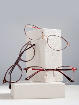 A stack of glasses sitting on top of a white block
