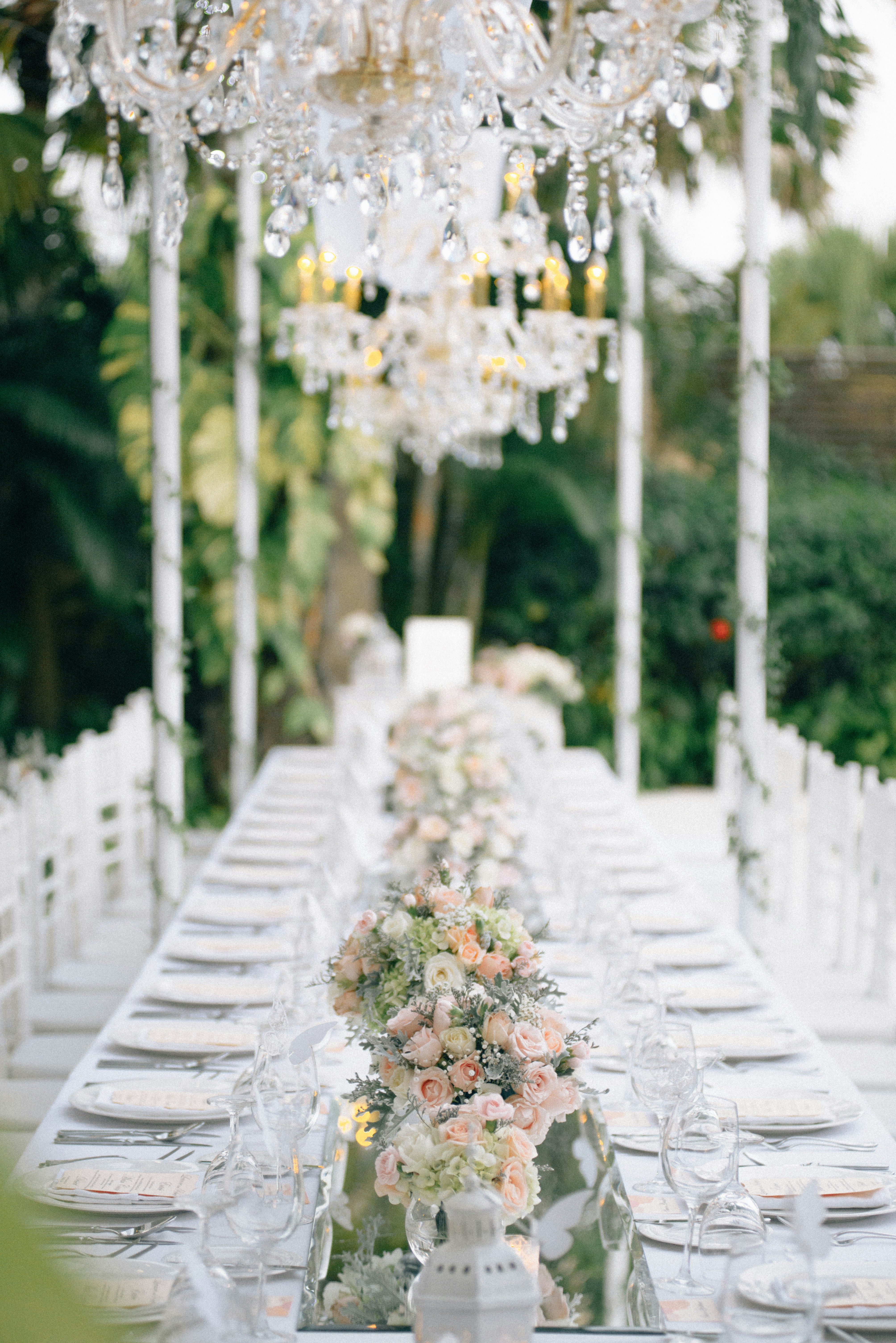 Una mesa larga con un candelabro que cuelga del techo foto – Imagen de Flor  gratuita en Unsplash, image size:3000x4494