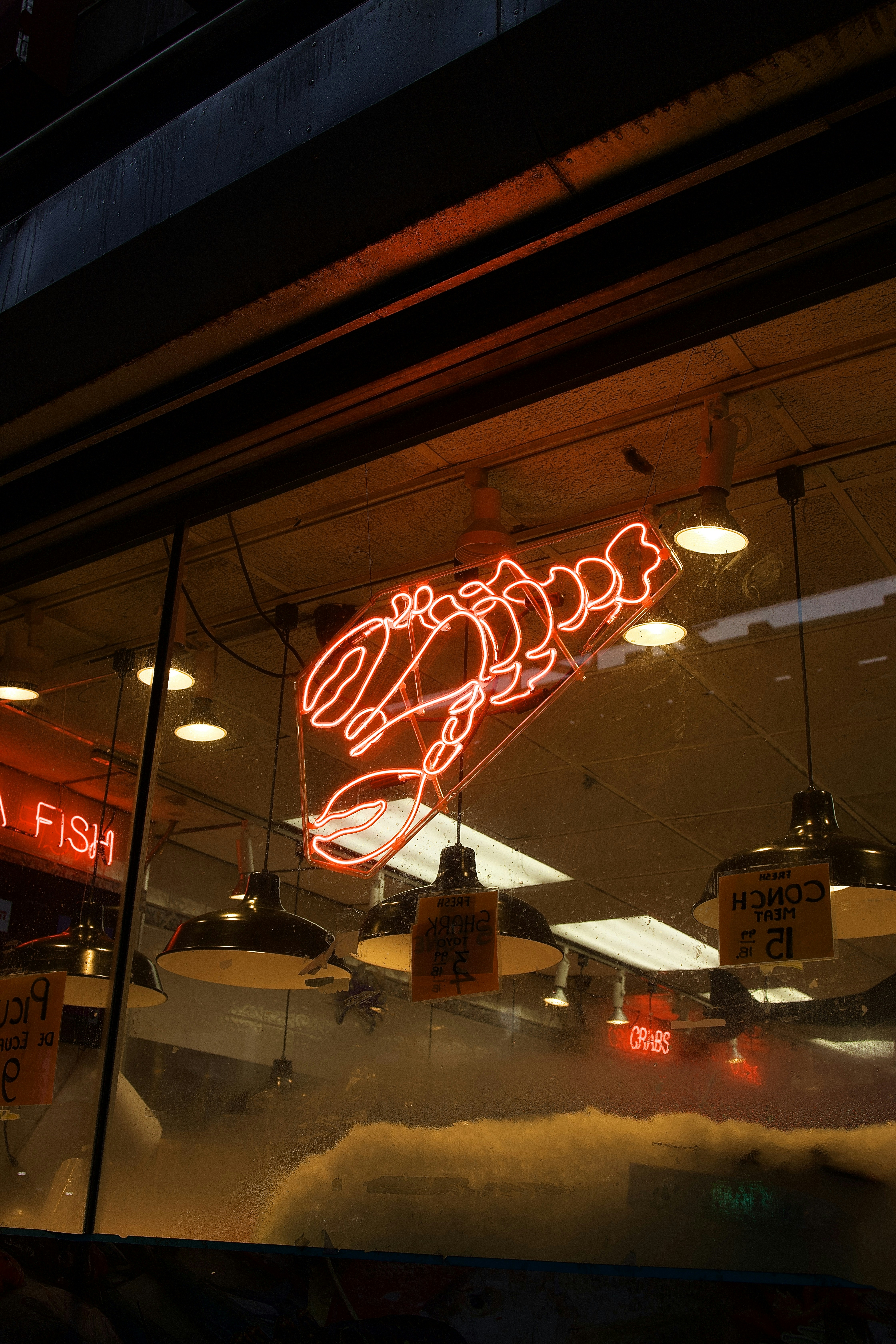 Une enseigne lumineuse dans la vitrine d’un restaurant