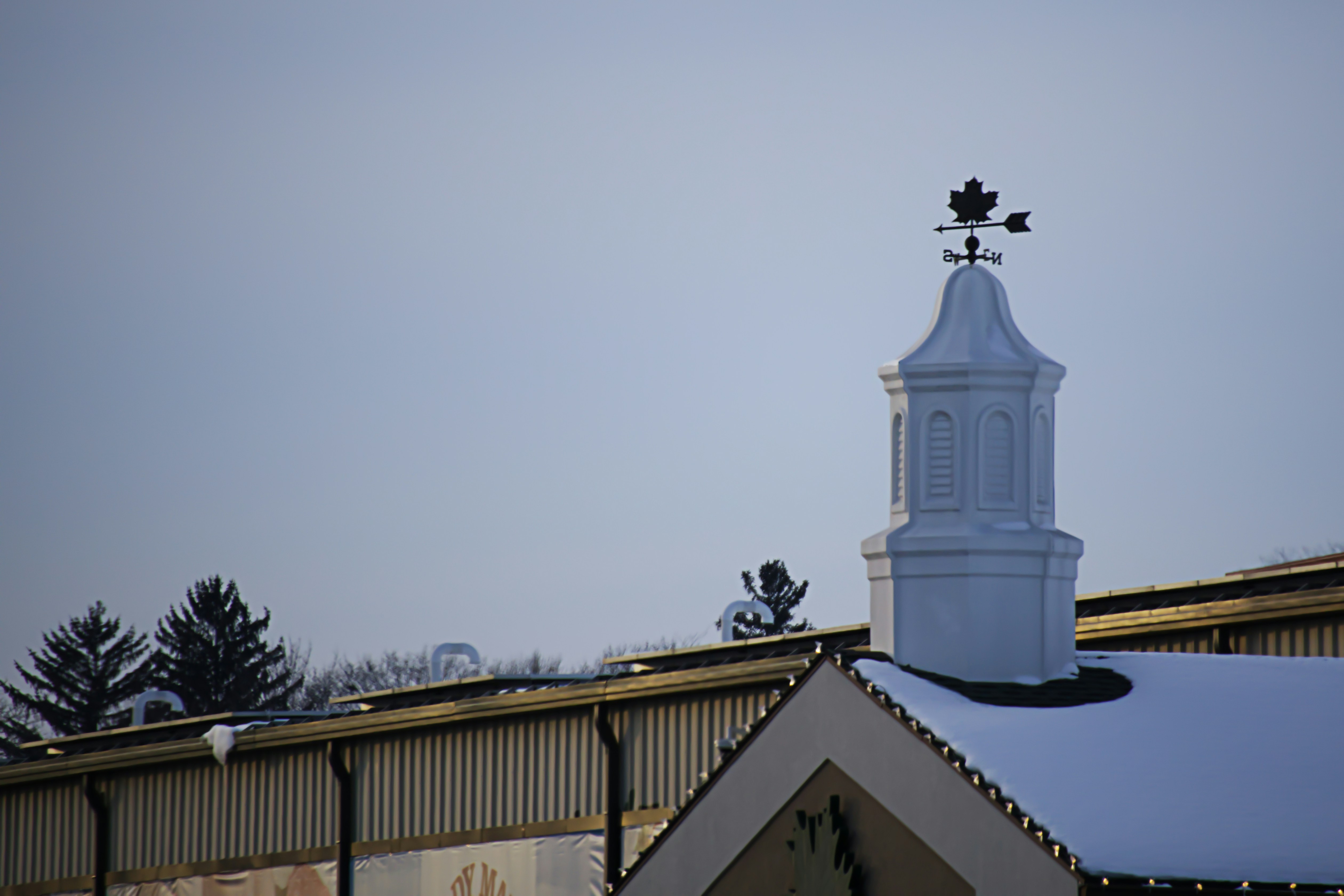 雪に覆われた屋根の教会の尖塔