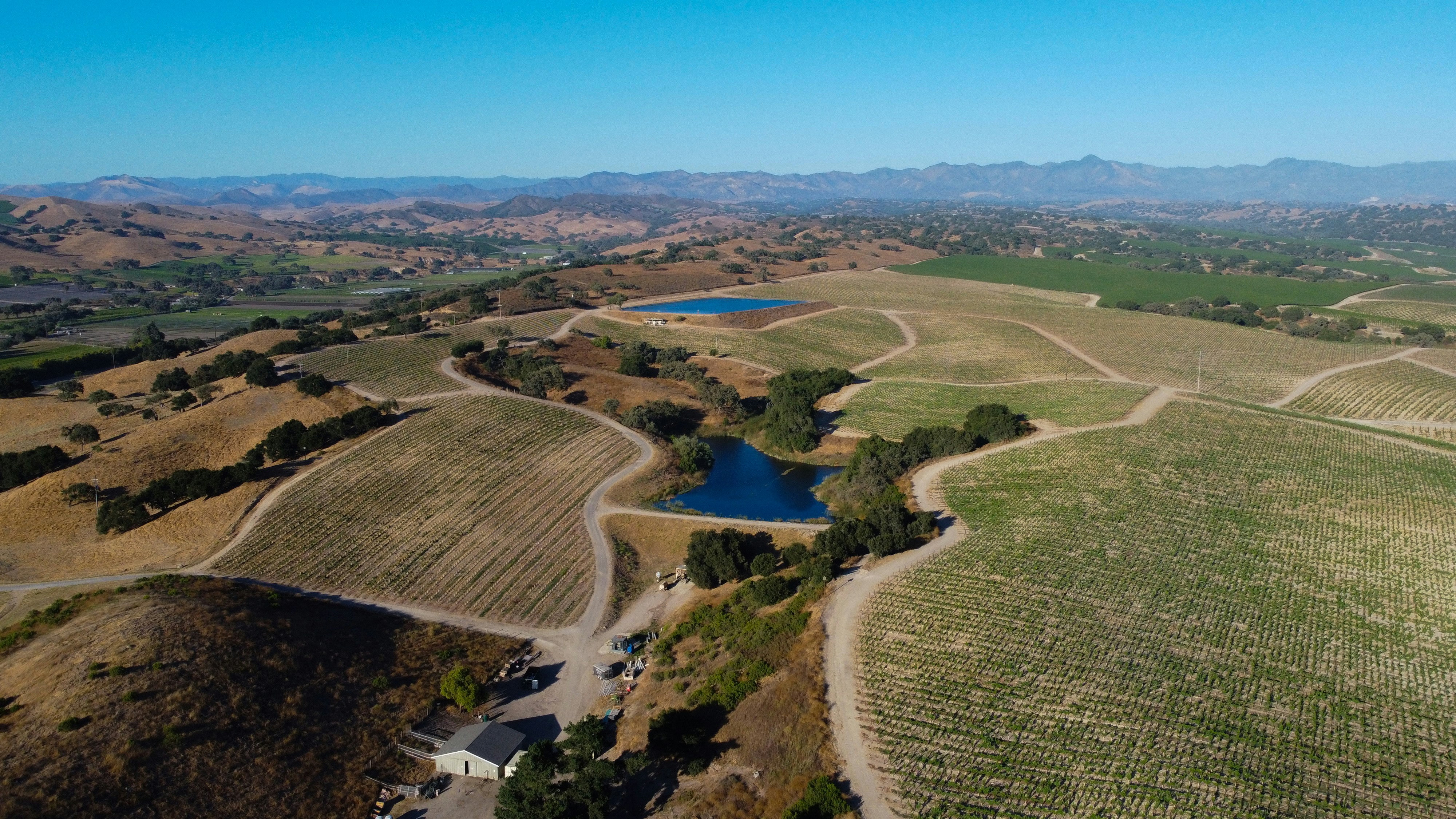 Eine Luftaufnahme eines Feldes mit einem See in der Mitte