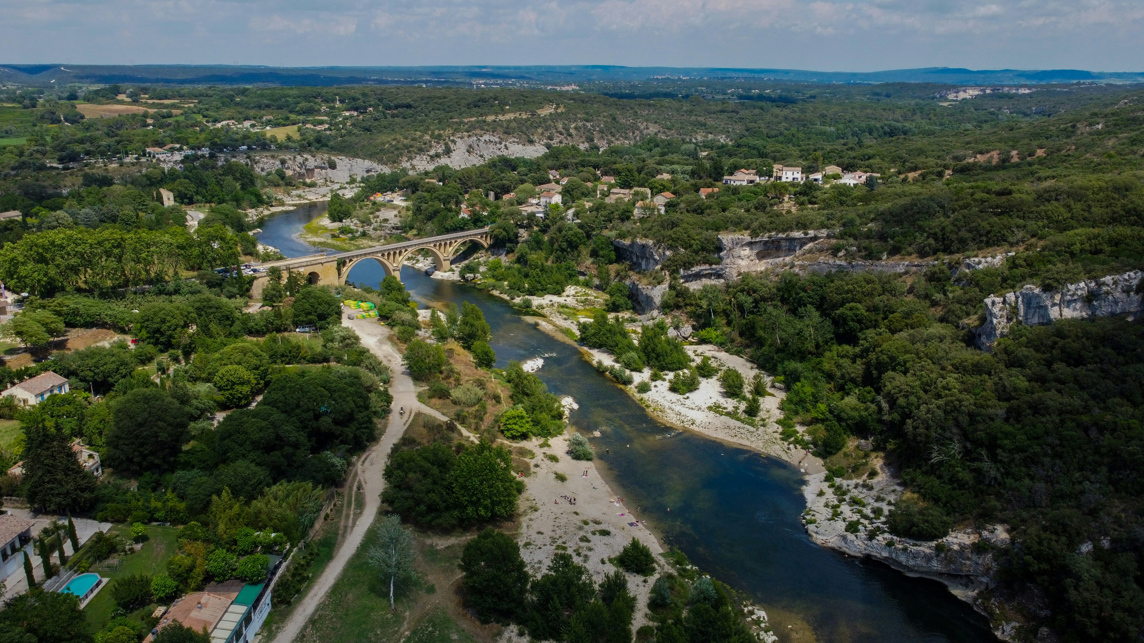 Eine Luftaufnahme eines Flusses, der durch einen üppig grünen Wald fließt