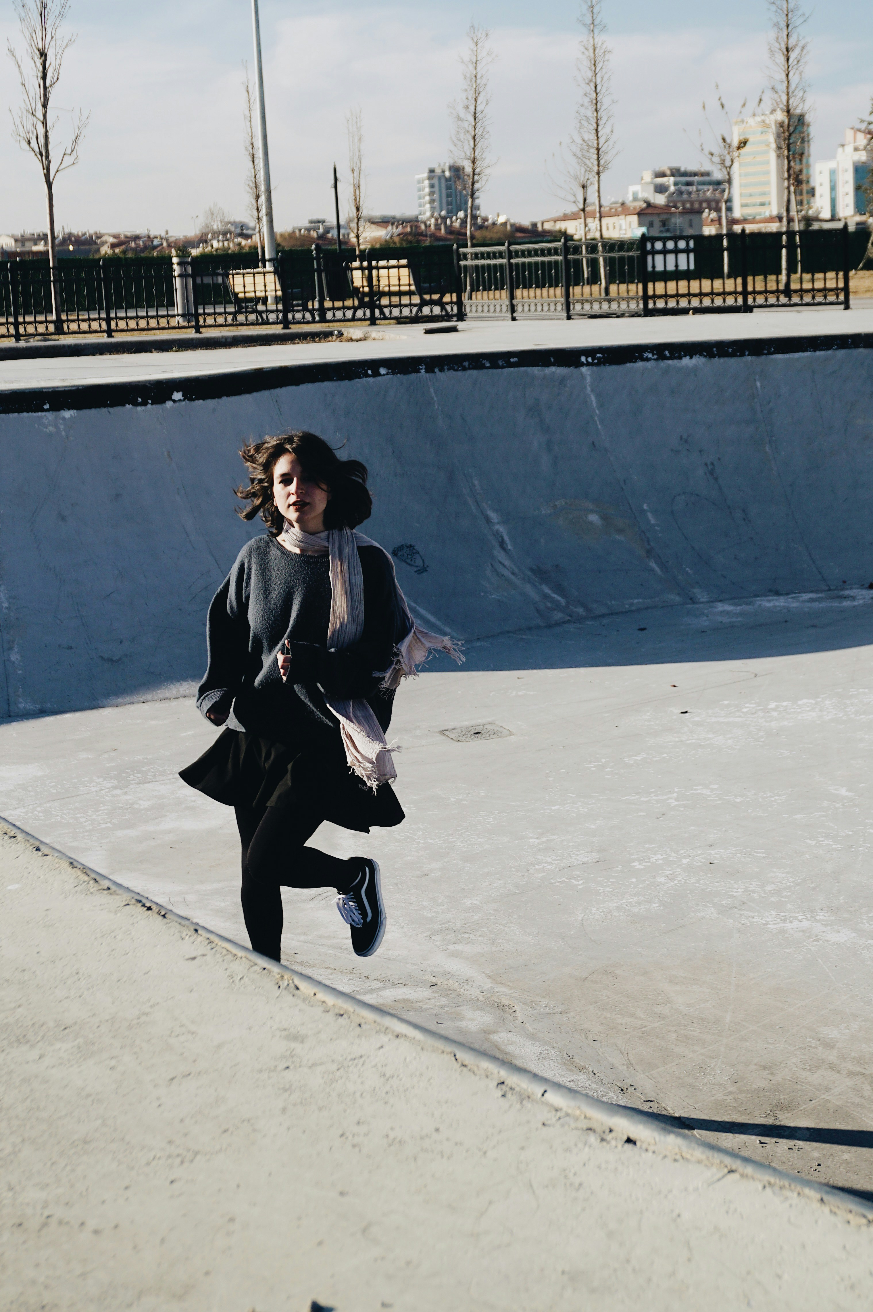 Un uomo che cavalca uno skateboard lungo il lato di una rampa