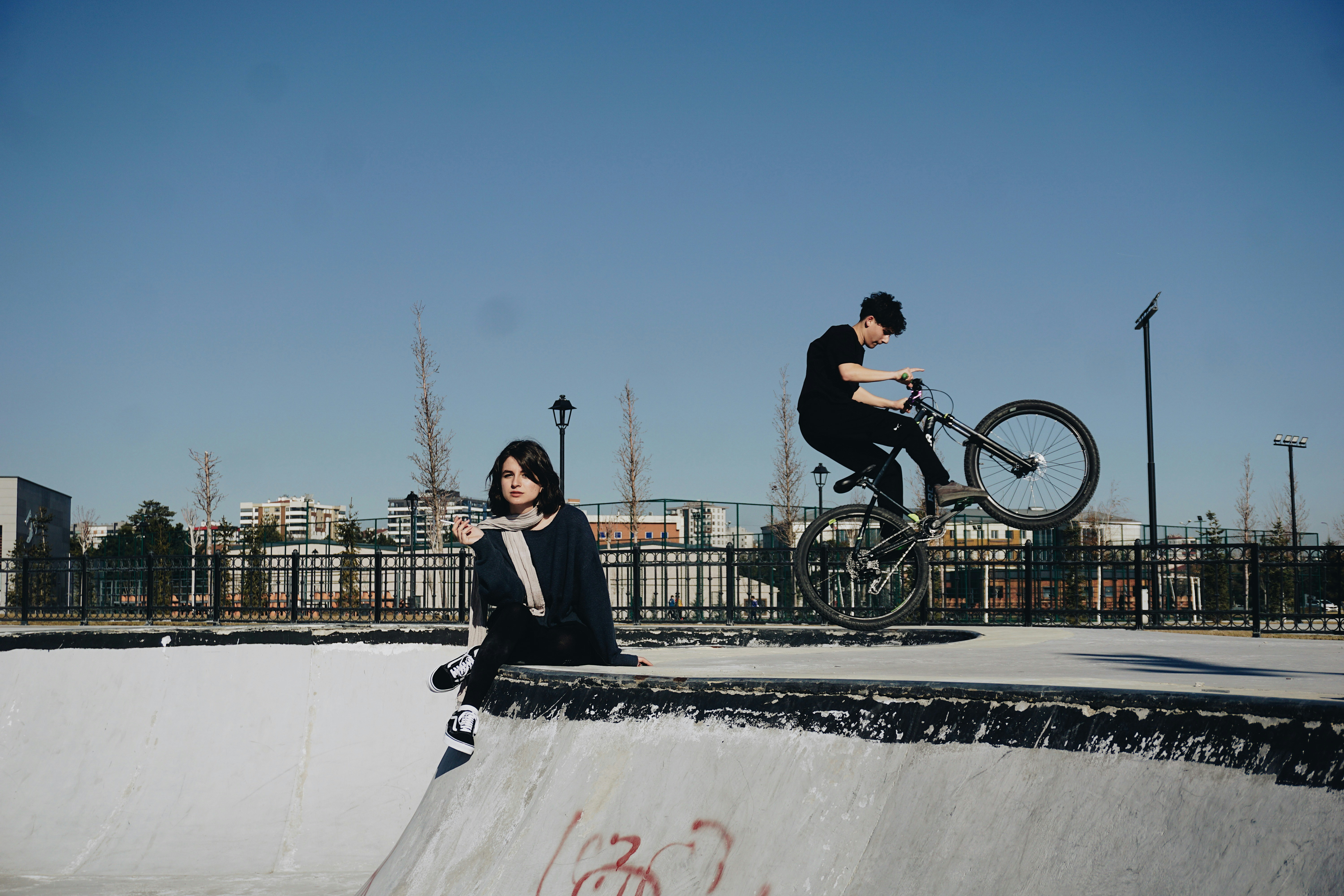 Un uomo che cavalca uno skateboard sul lato di una rampa