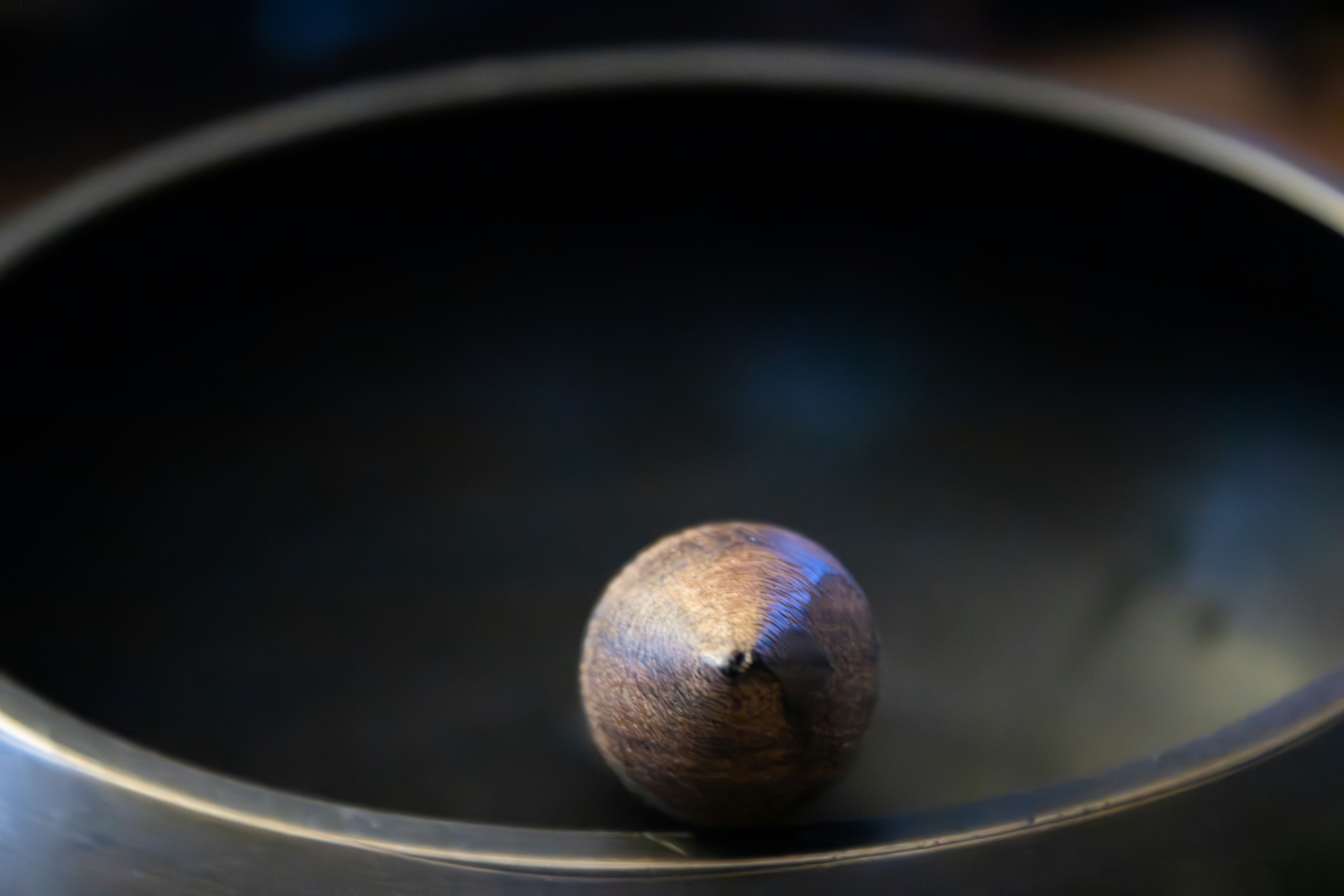 Ein Apfel sitzt in einer Metallschüssel