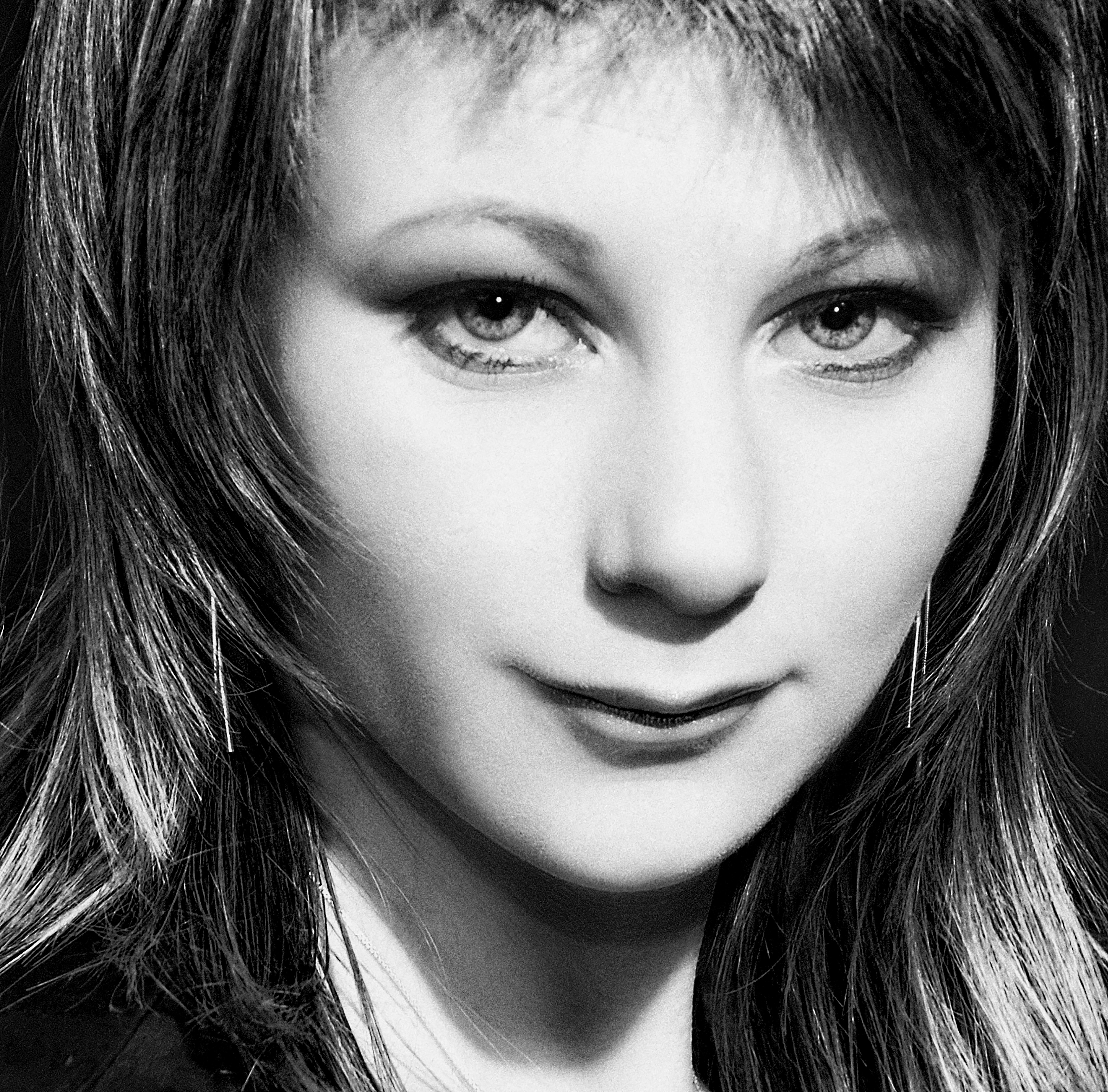 Uma foto em preto e branco de uma mulher com cabelo comprido