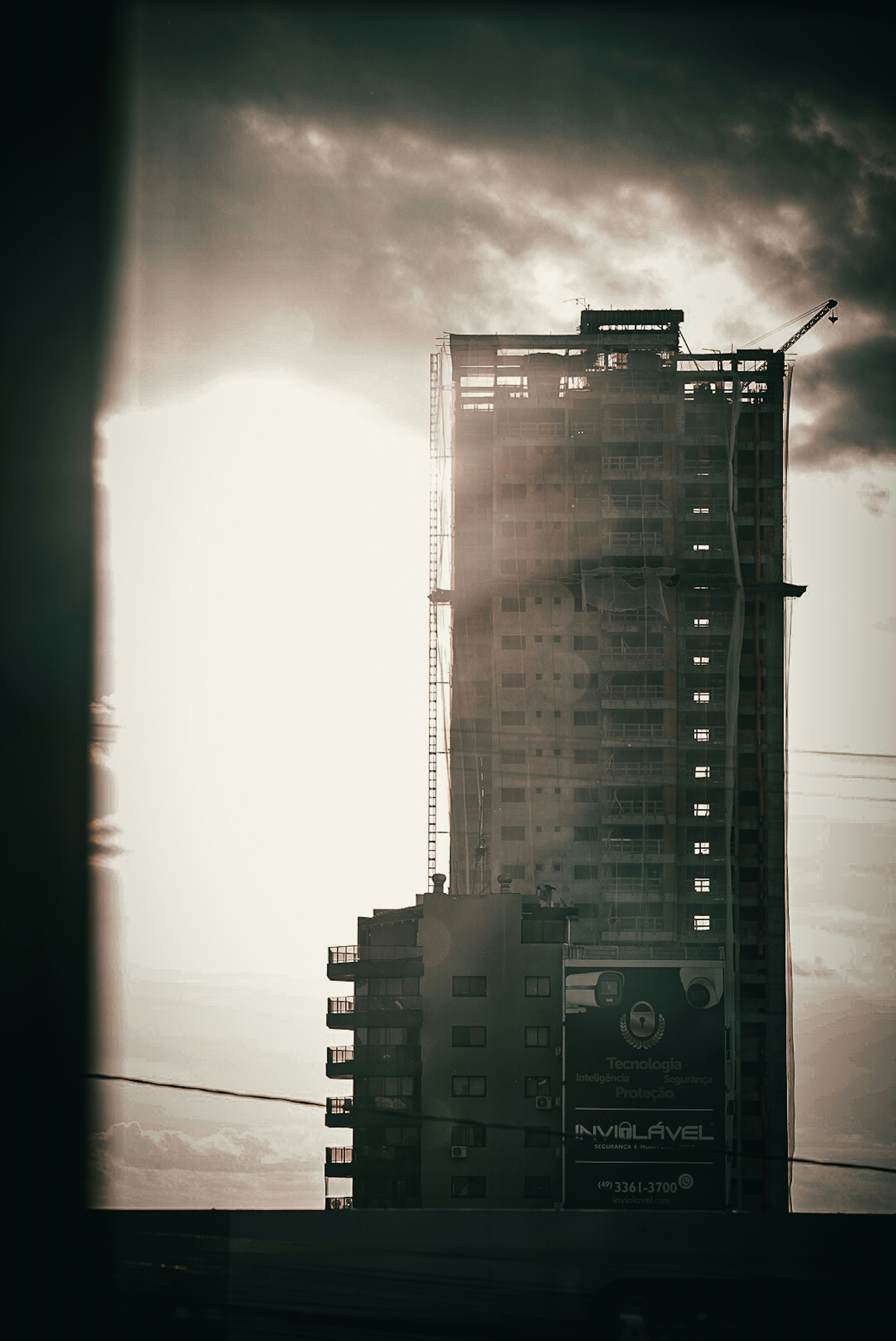 Un edificio muy alto en medio de una ciudad