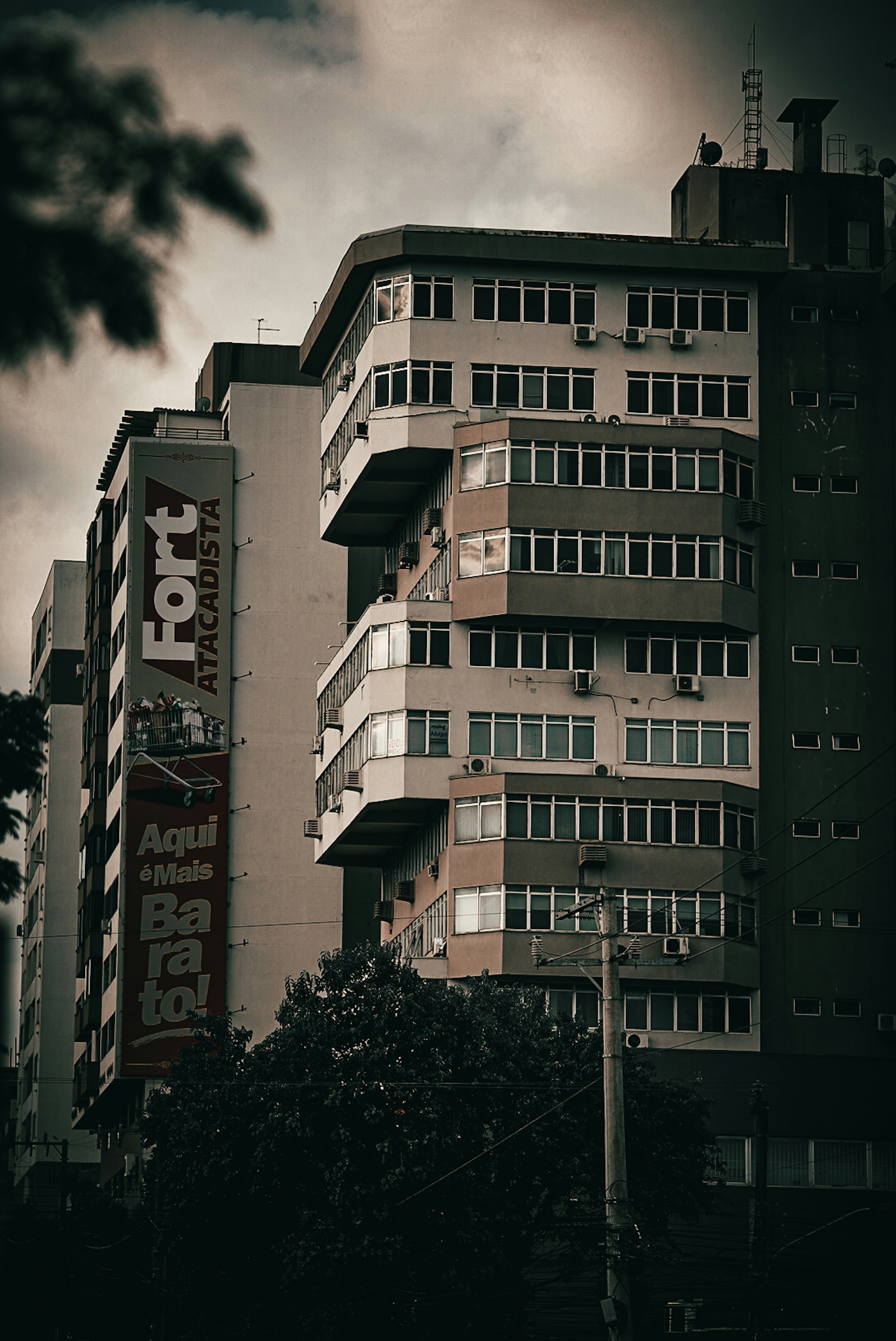 Un edificio muy alto con muchas ventanas