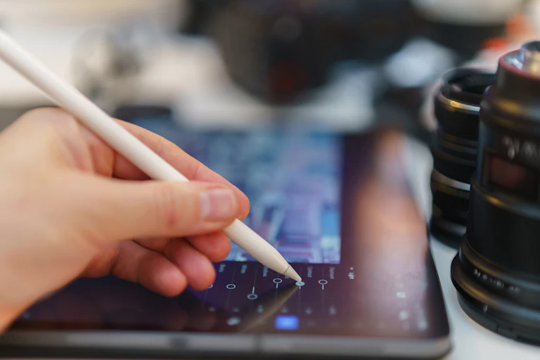 Uso de lápiz digital sobre una tablet para trabajo creativo y académico