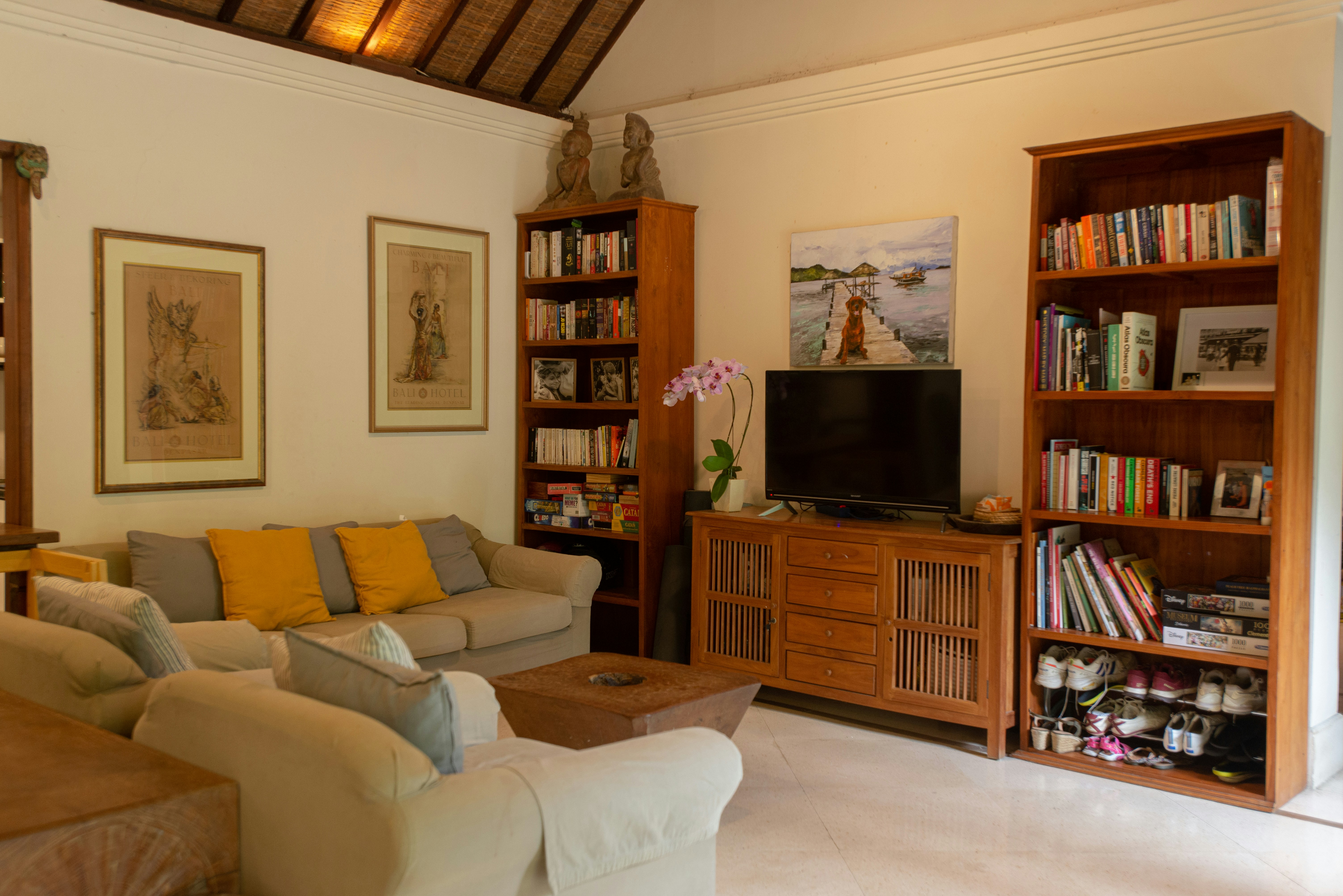 кімната гостьова, дизайн, полиці, тумба, дивани, картини