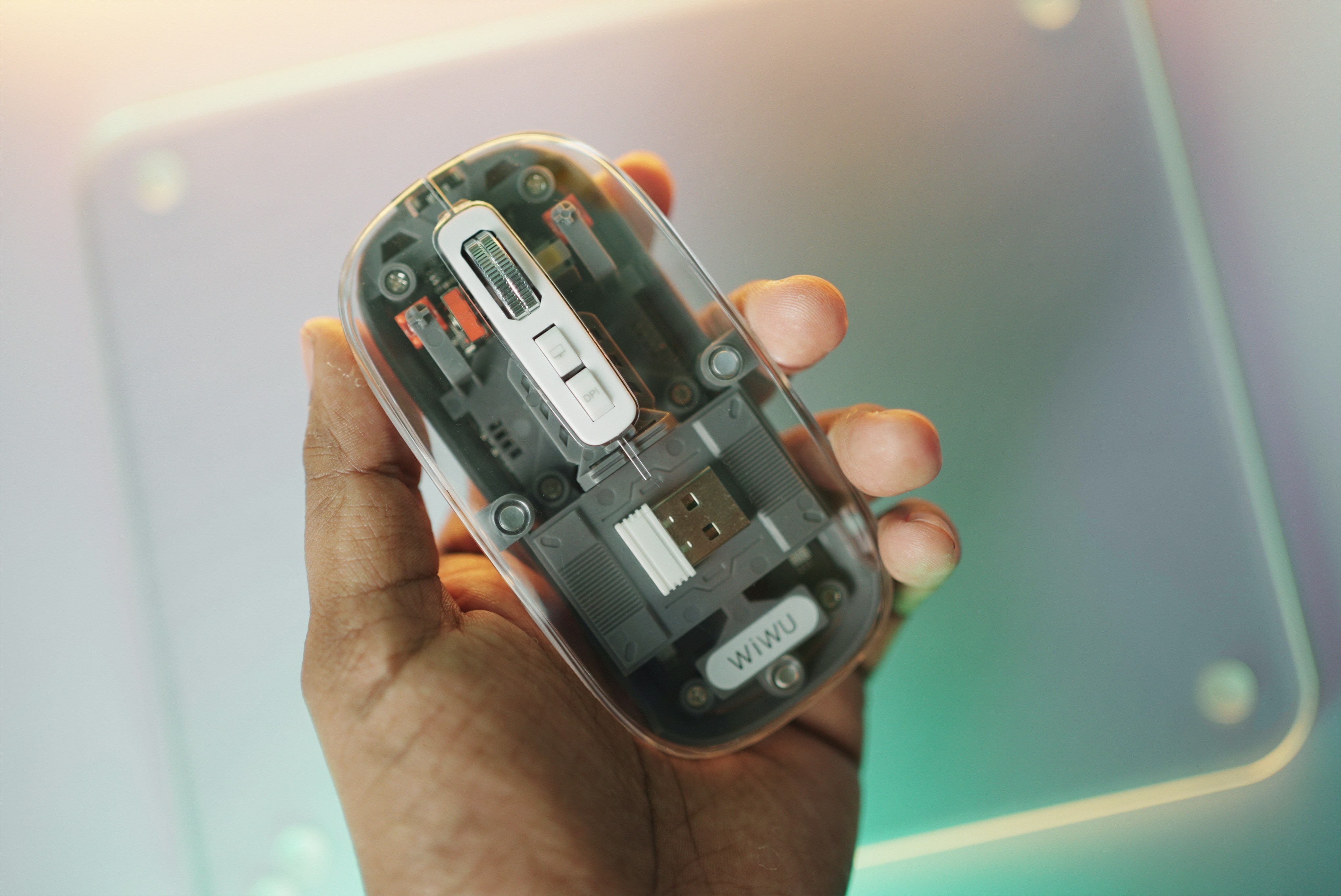Uma pessoa segurando um telefone celular na mão