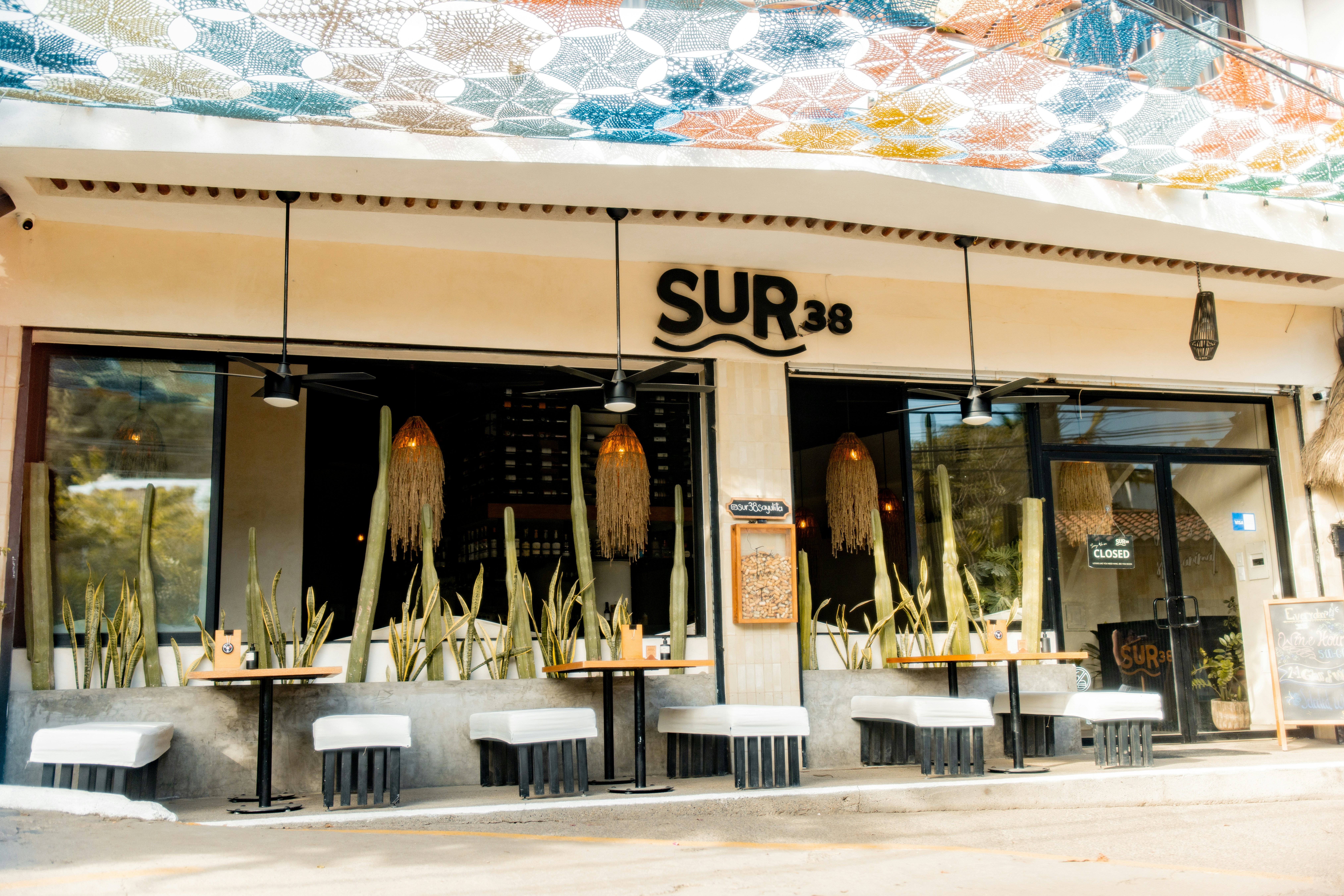 Sebuah restoran dengan mural di sisi gedung