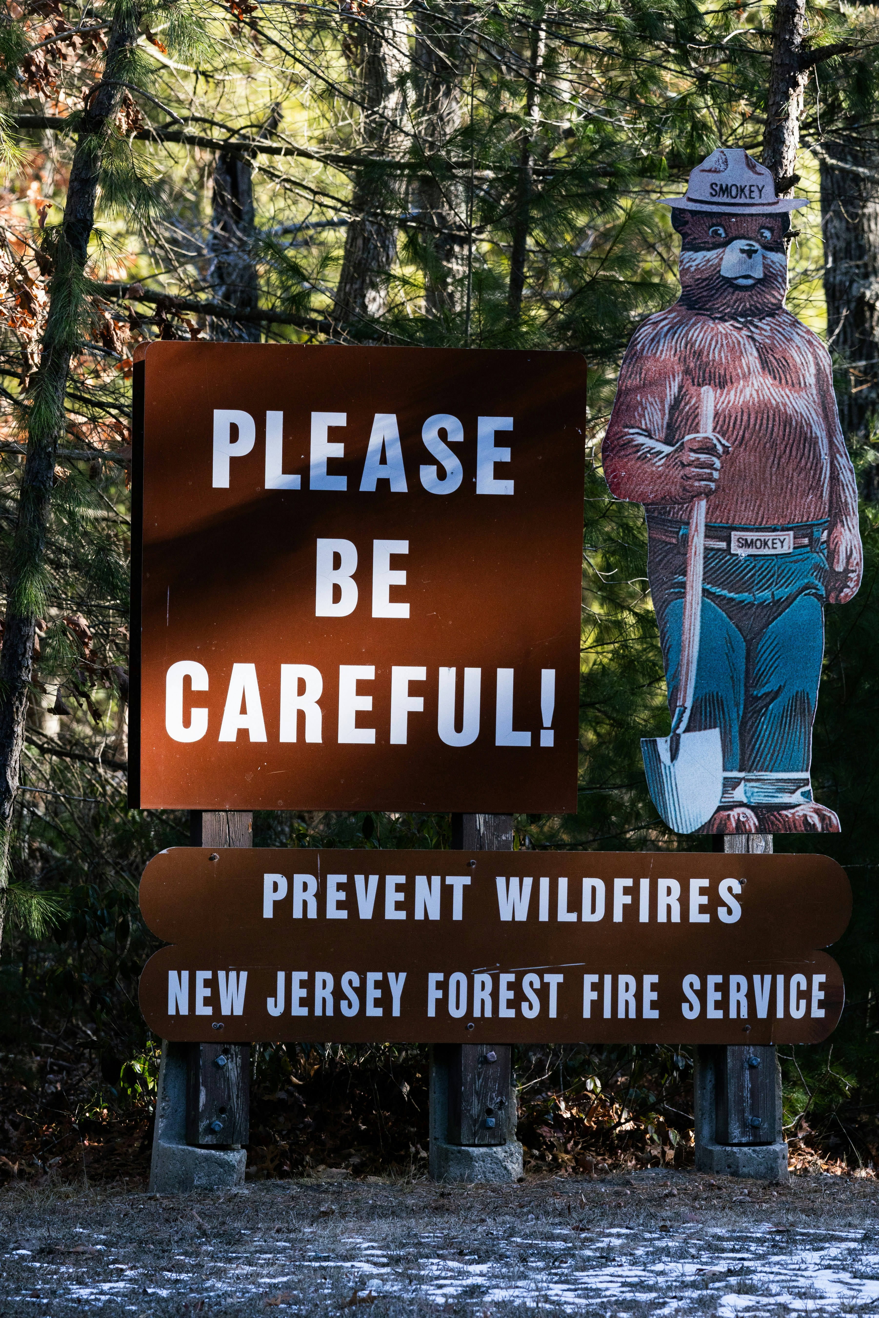 A sign with a picture of a man holding a shovel
