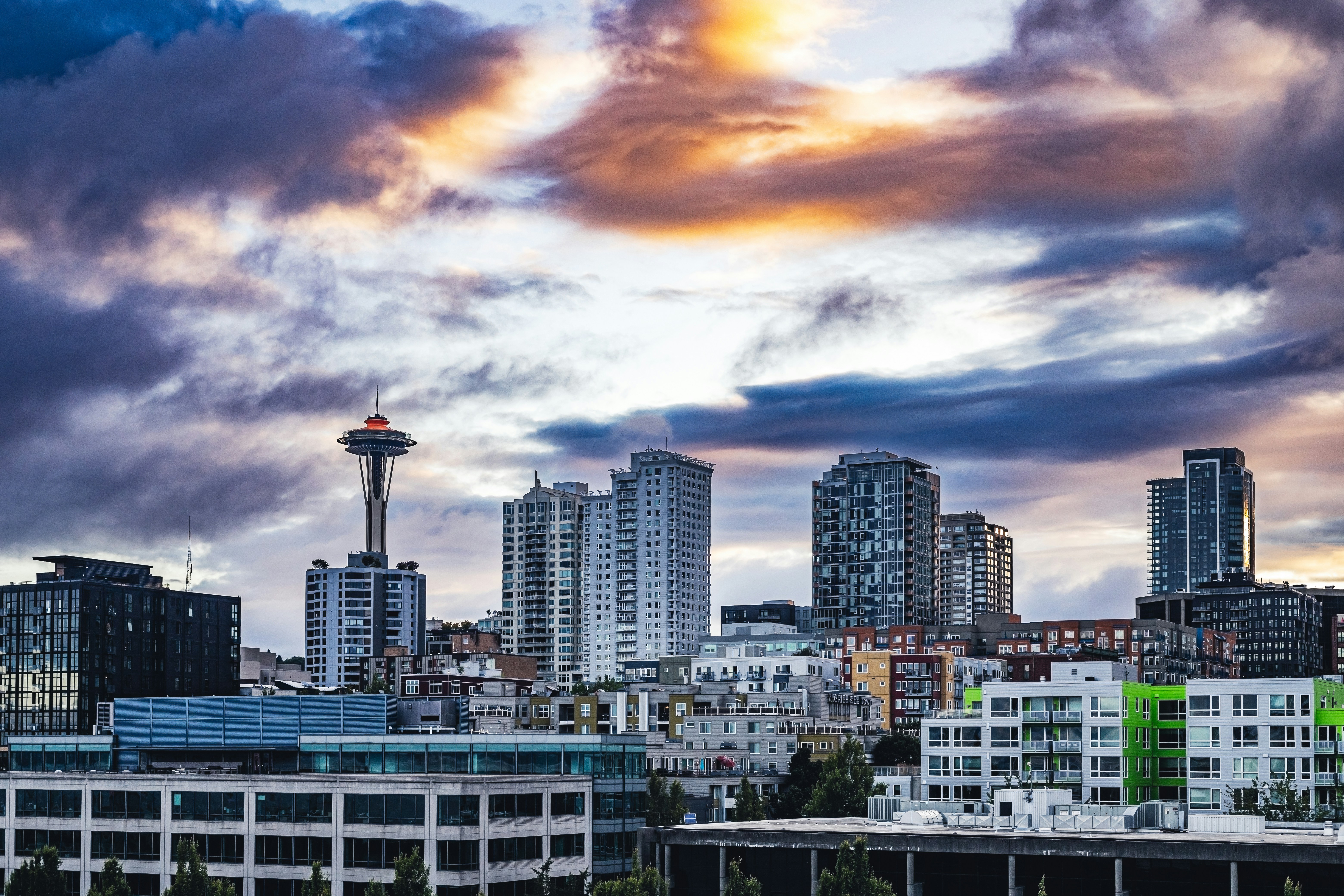 Una vista di una città dall'altra parte dell'acqua