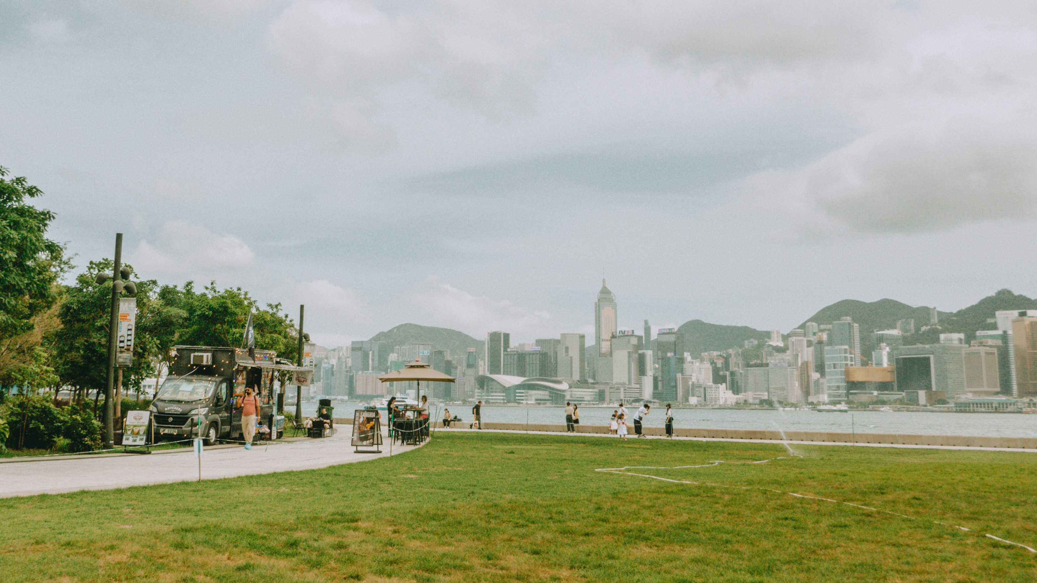 Micro‑Getaway Playbook for Expats (2026): Pop‑Up Stays, Capsule Services and Community Revenue