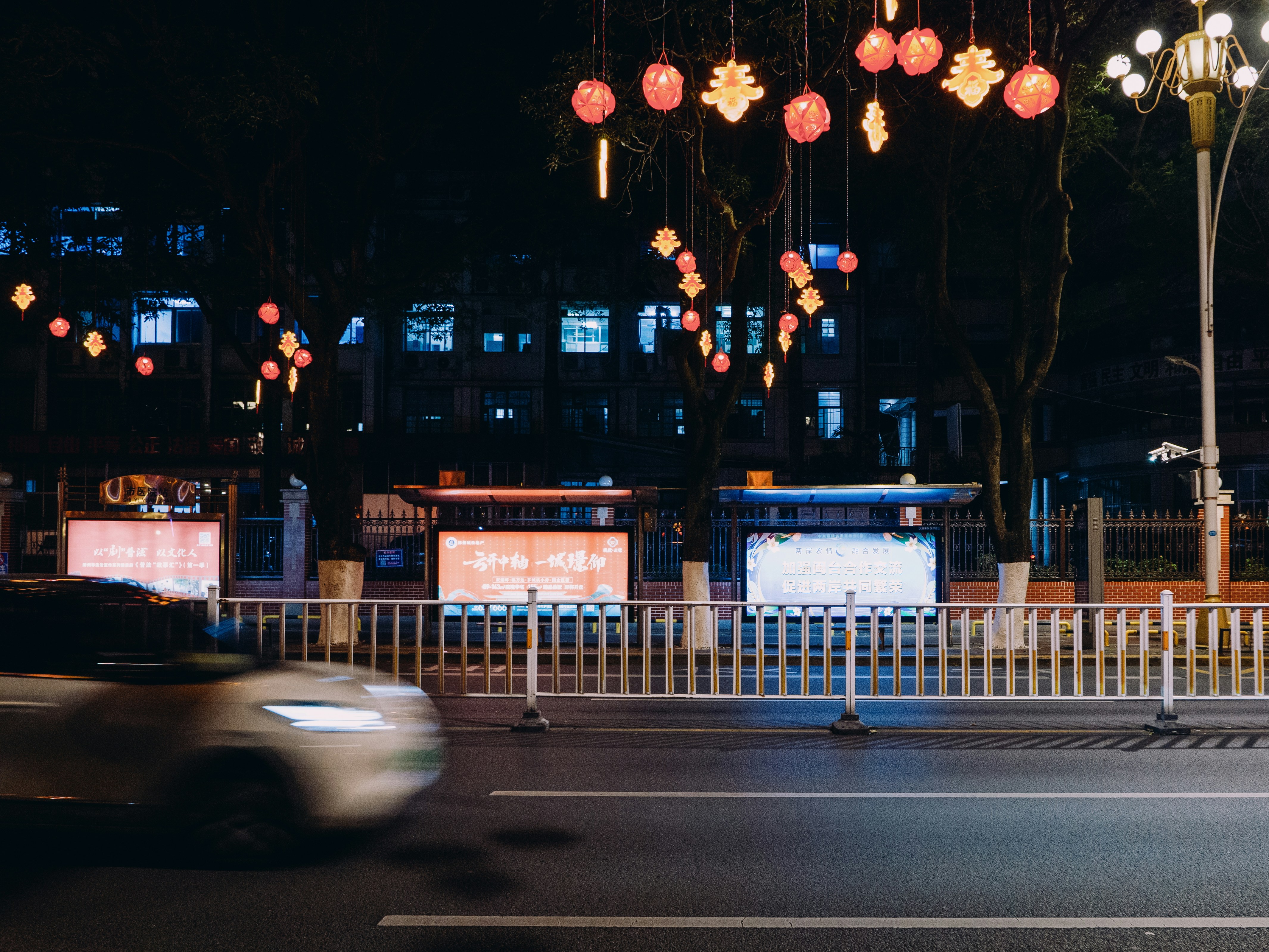 Un coche que circula por una calle de noche
