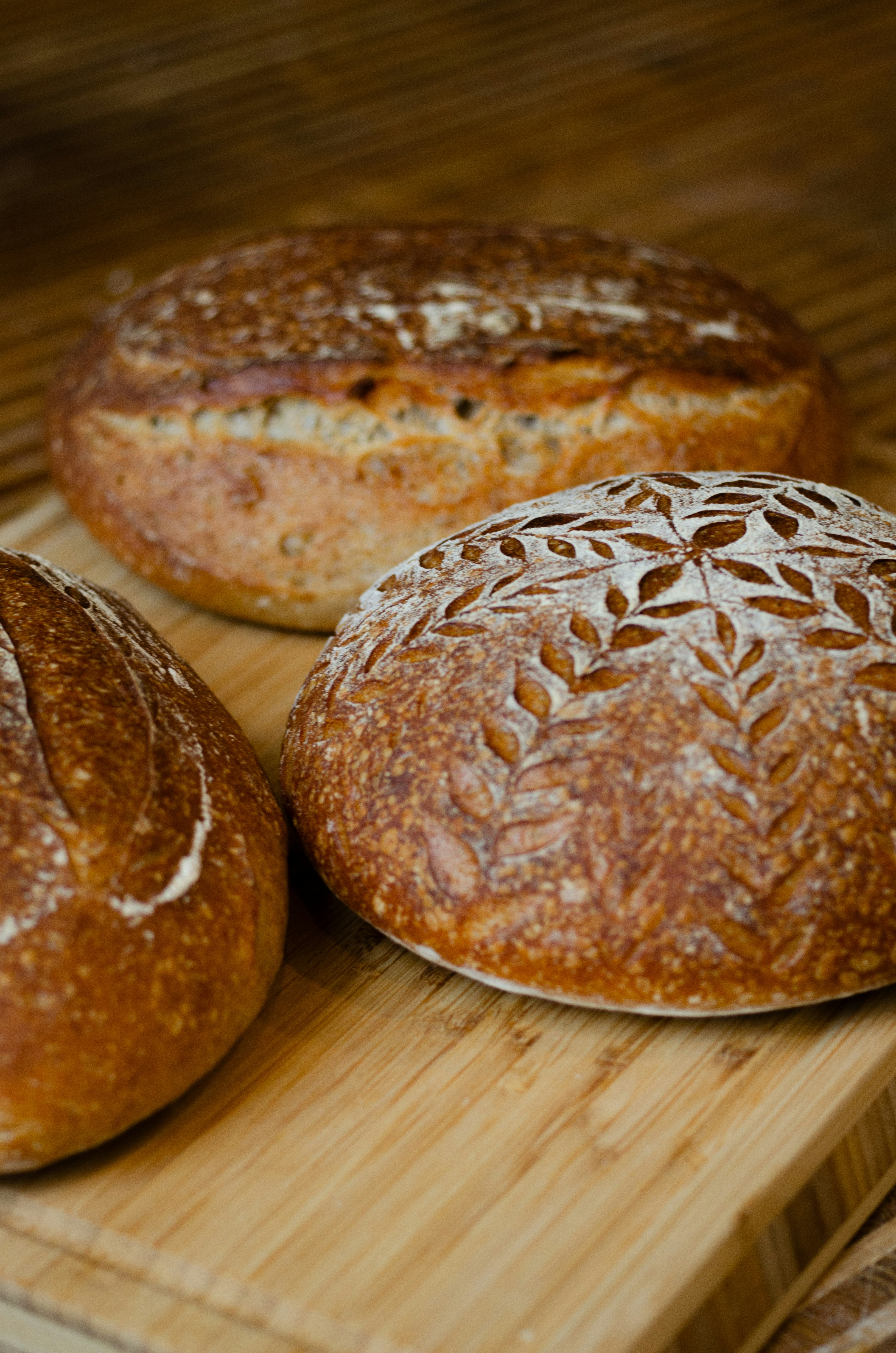 まな板の上に置かれた3斤のパン