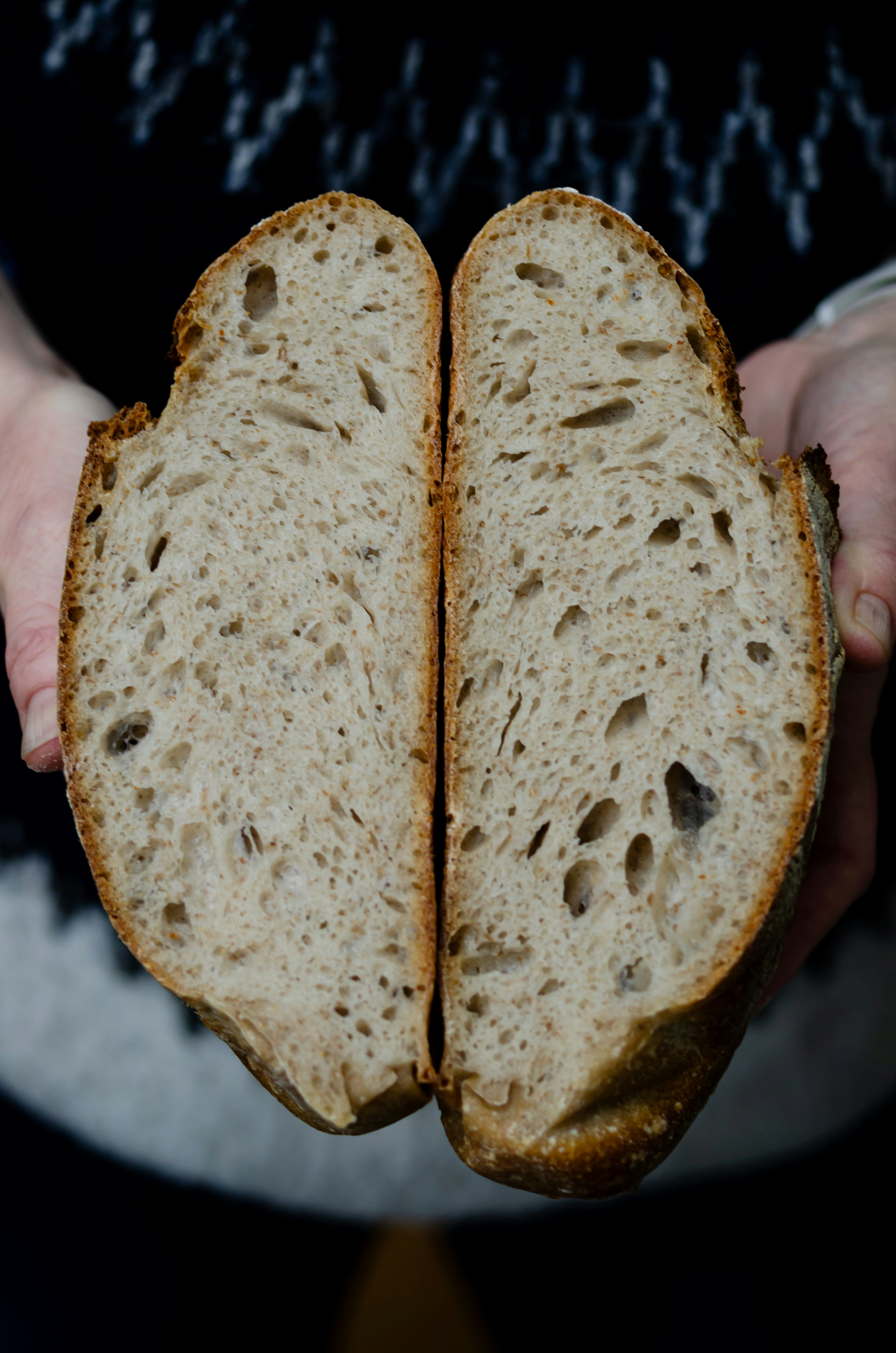 パンを手に持つ人