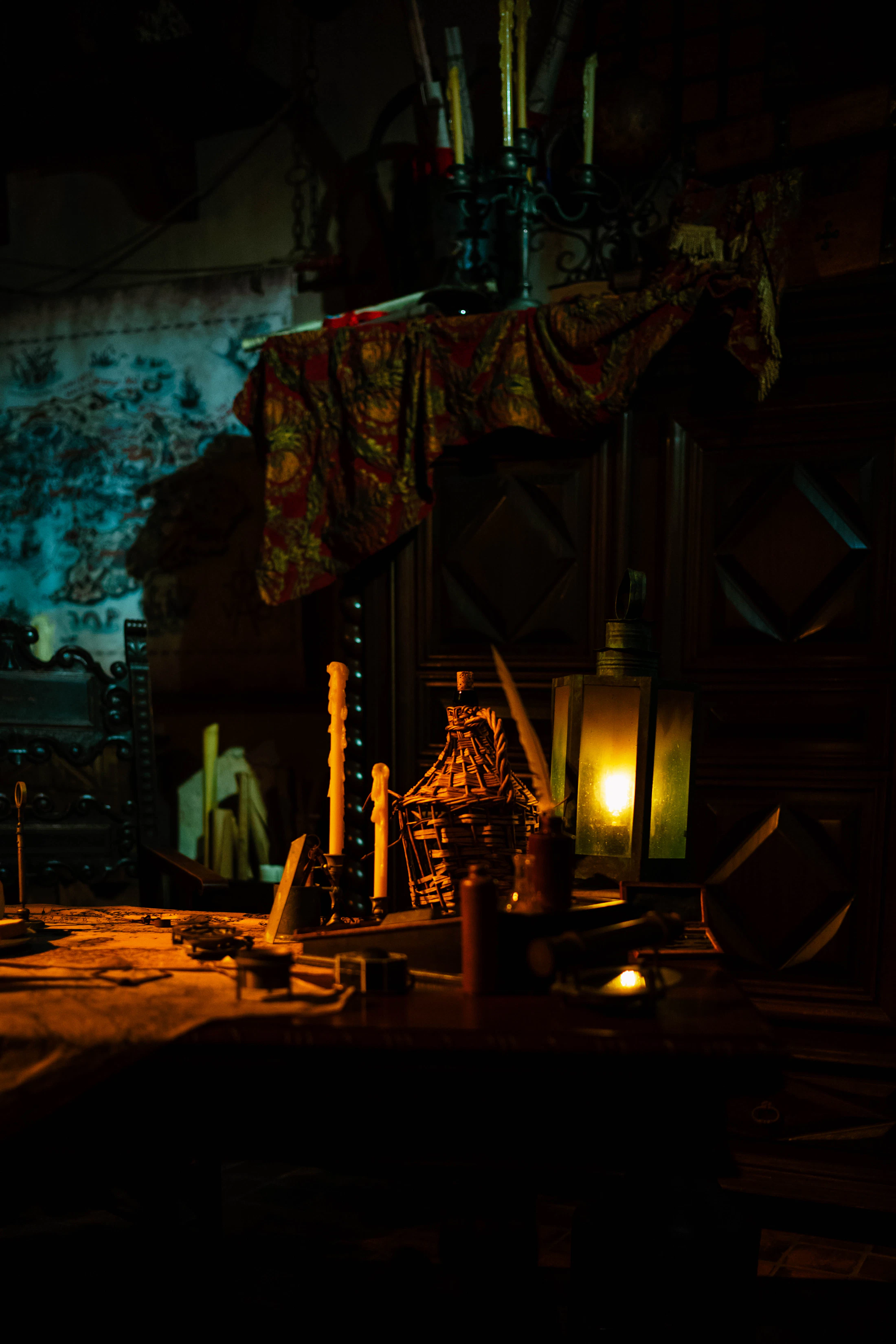 Pièce sombre et mystérieuse évoquant l'ambiance d'un escape game