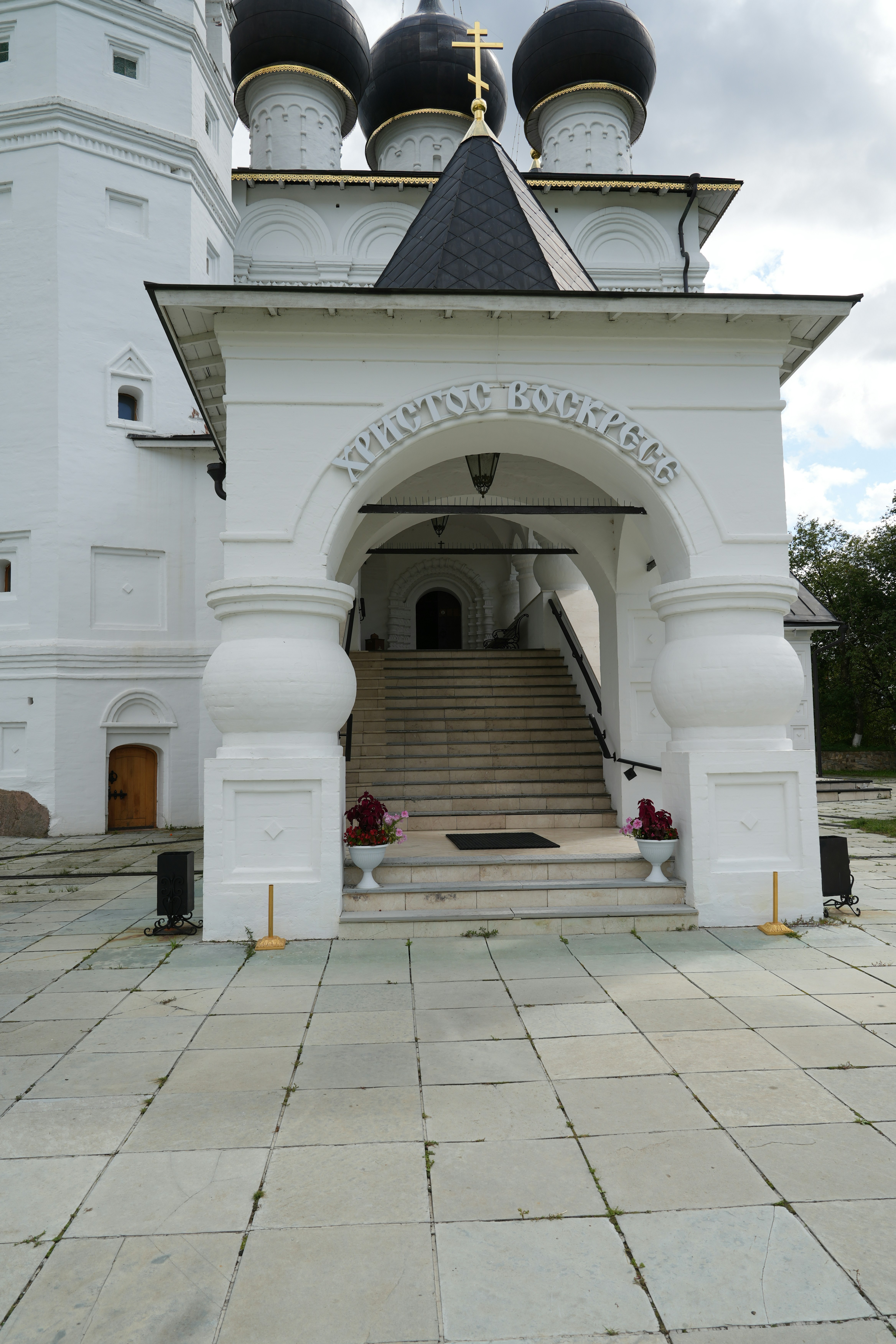 Church of the Entry of the Lord into Jerusalem in Vereya, entrance