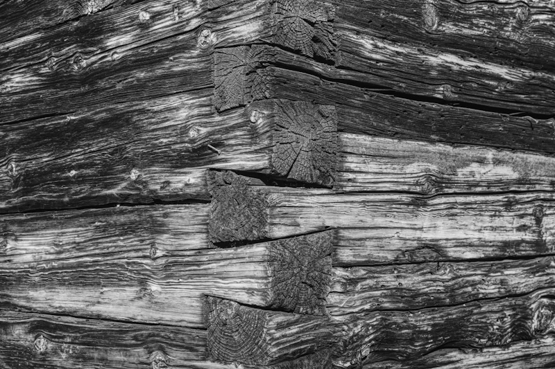 Traditionelle Holzverbindung mit Schwalbenschwanz an einem historischen Holzbau