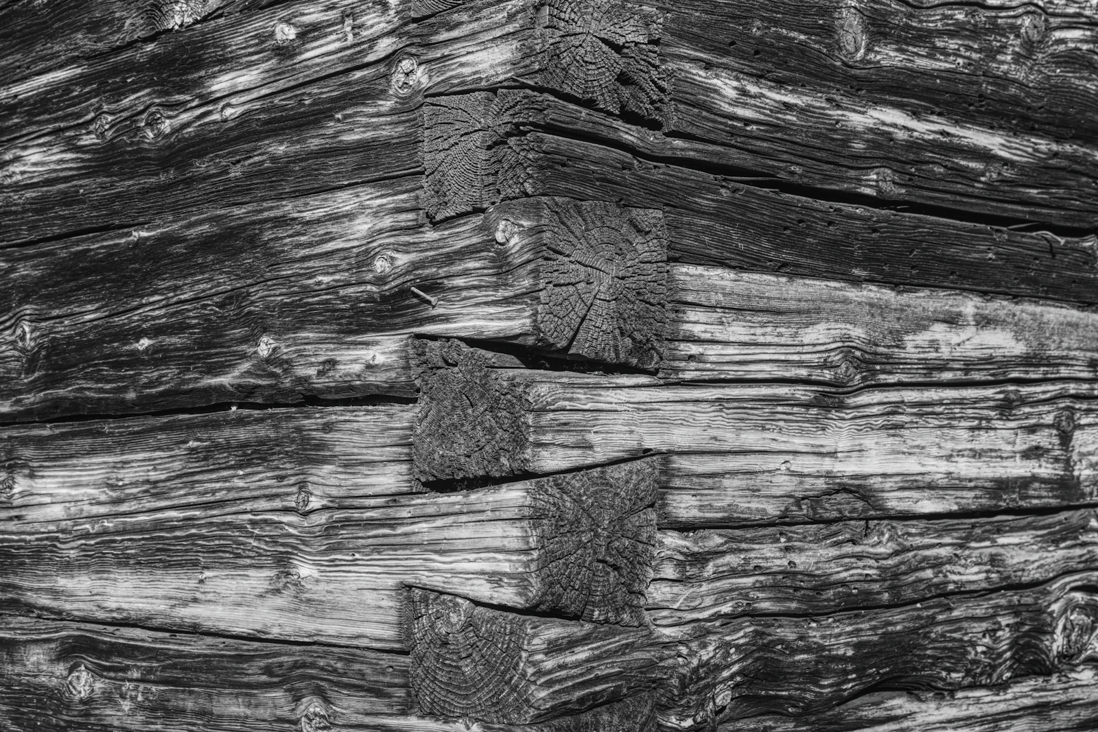 Traditionelle Holzverbindung mit Schwalbenschwanz an einem historischen Holzbau