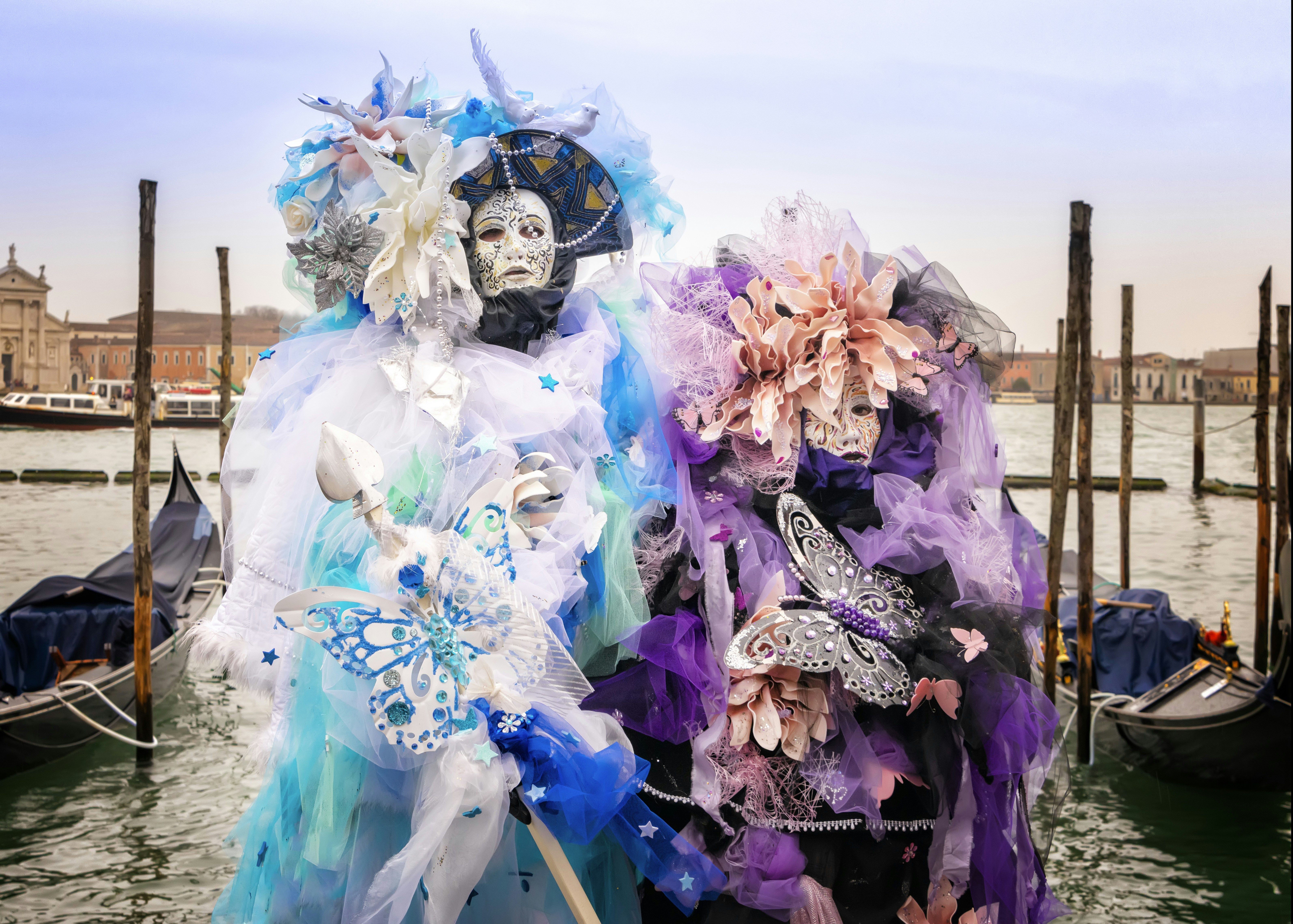 Una coppia di persone che stanno in piedi nell'acqua