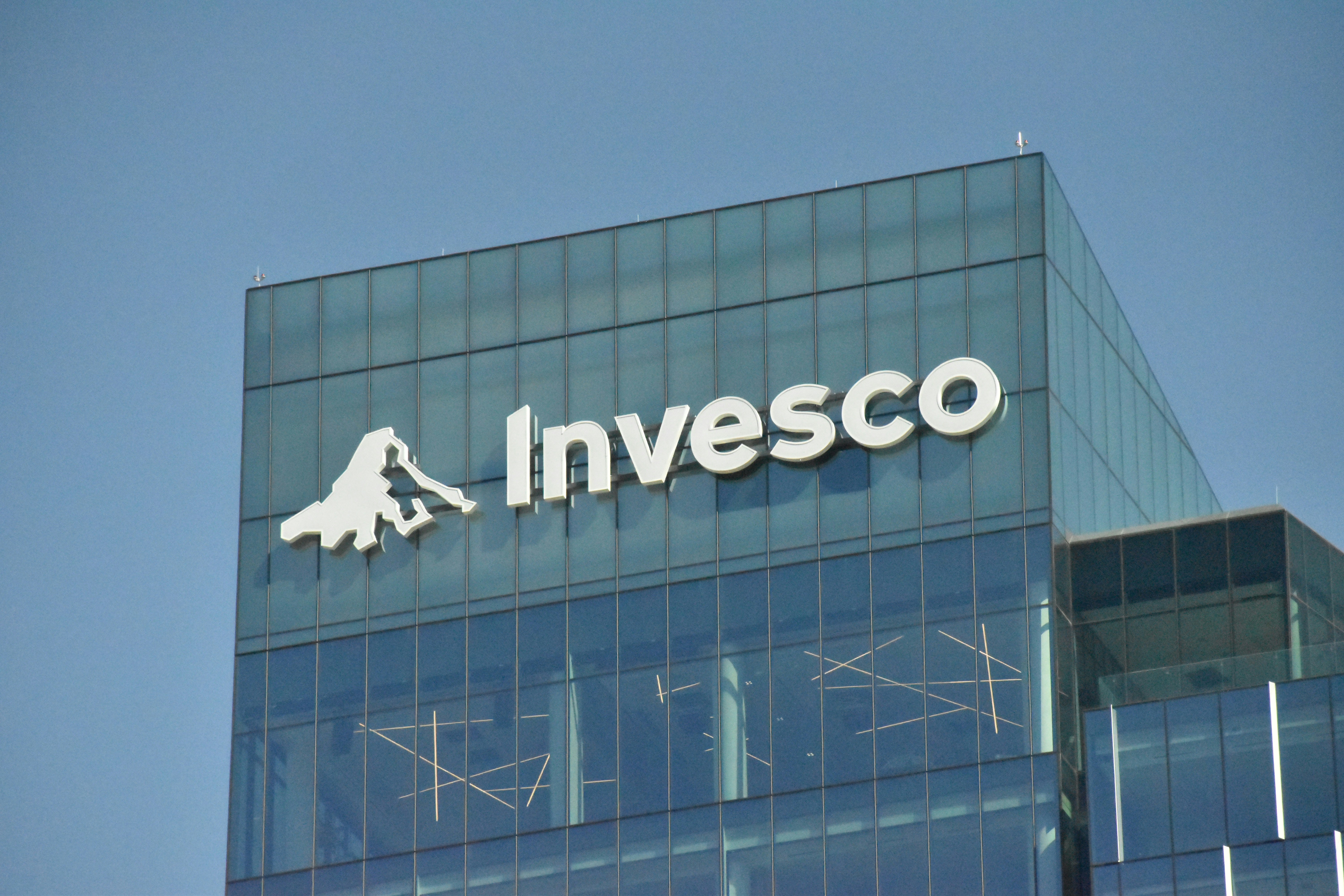 ACS, Acerinox y Unicaja destacan en abril con subidas sobresalientes en el mercado español