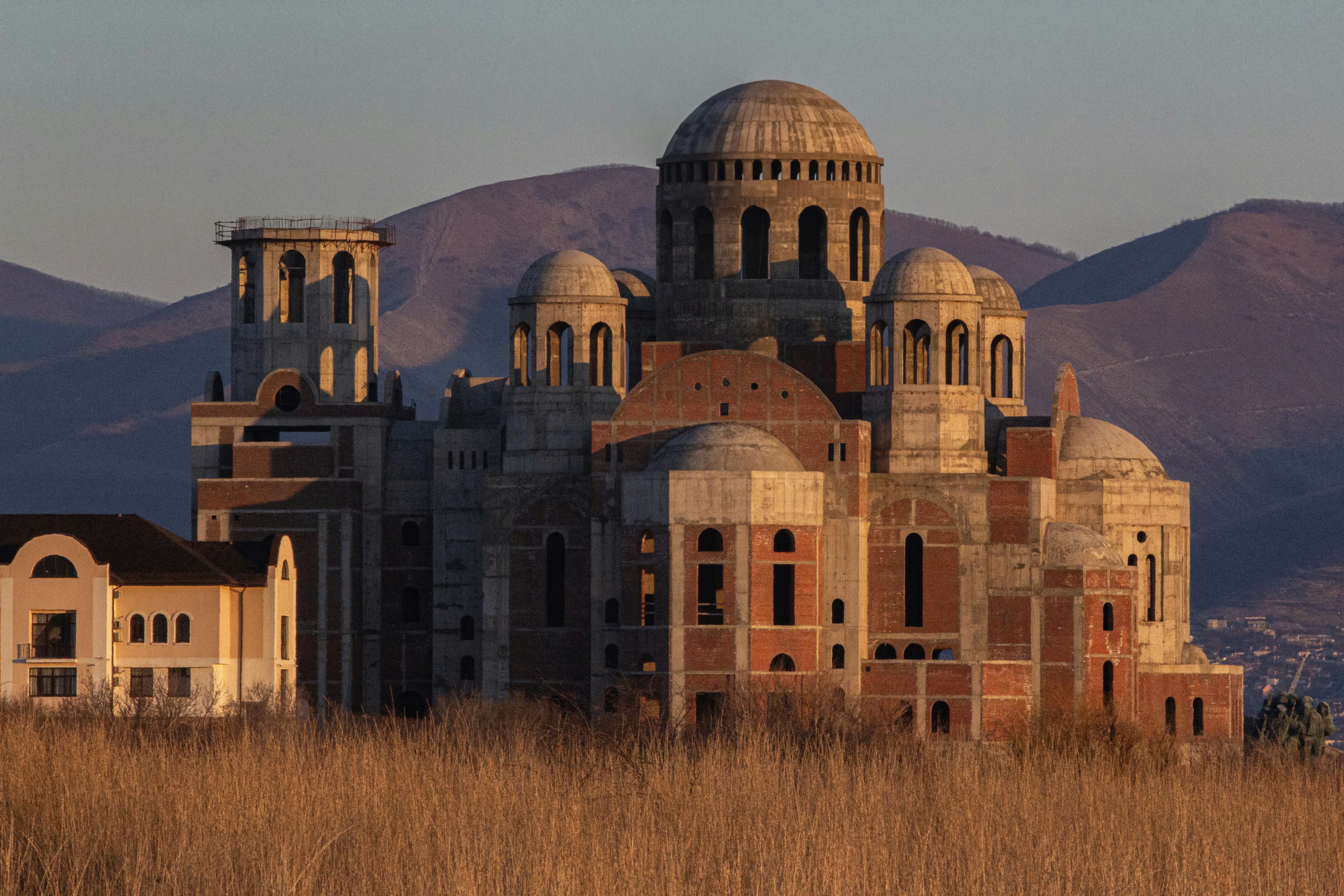 Un grande edificio seduto in mezzo a un campo