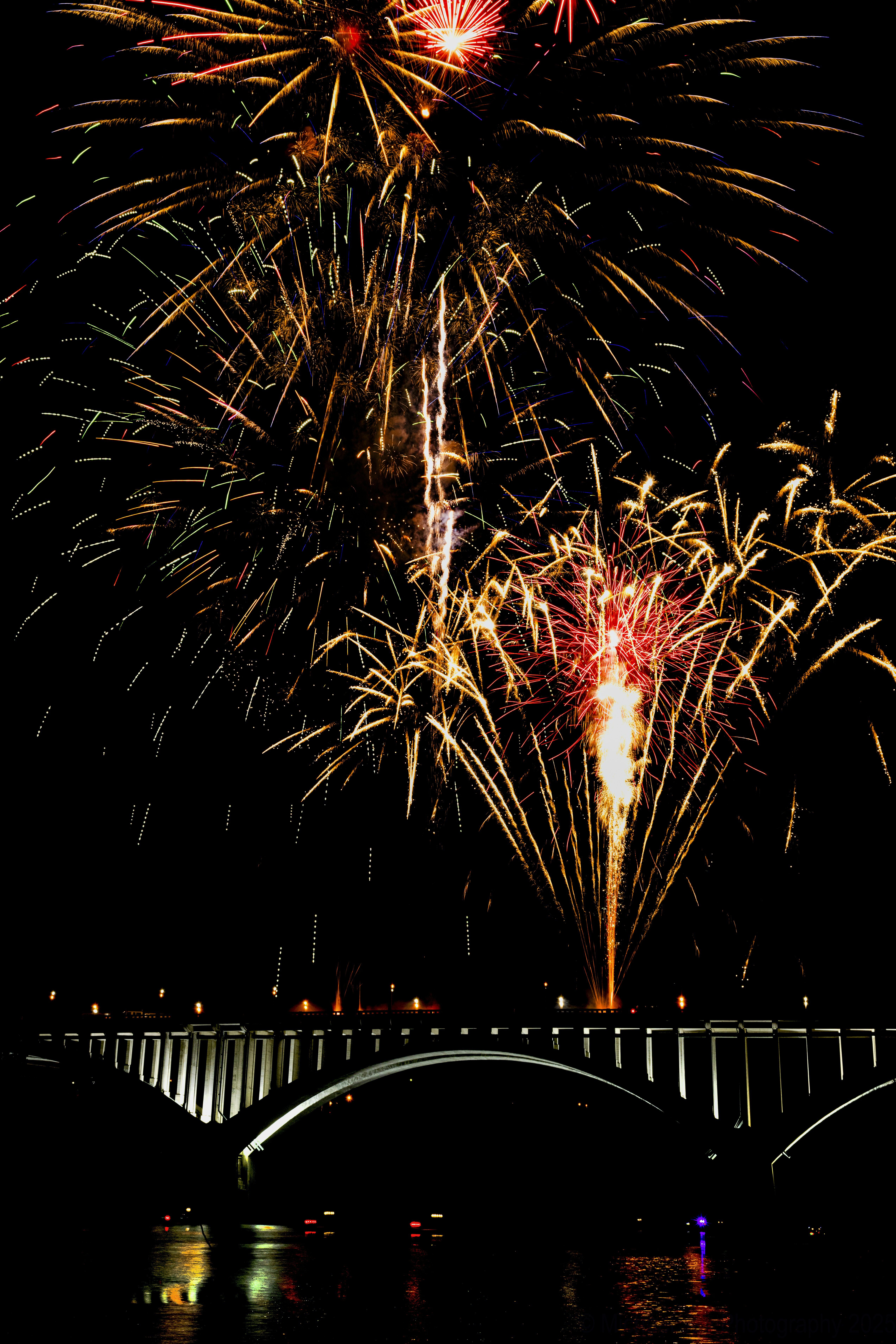 たくさんの花火が打ち上げられた橋