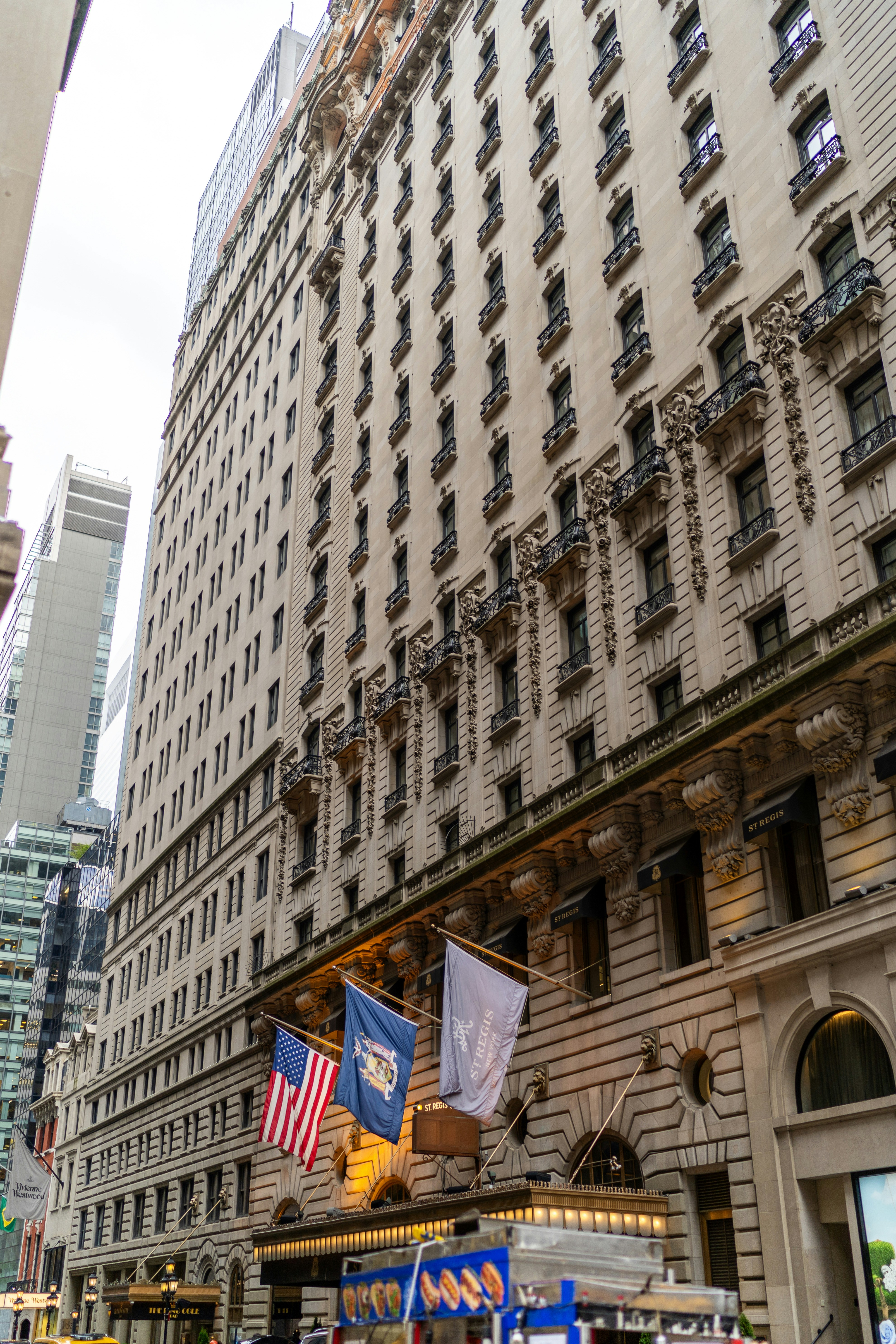 Una calle de la ciudad con un gran edificio al fondo