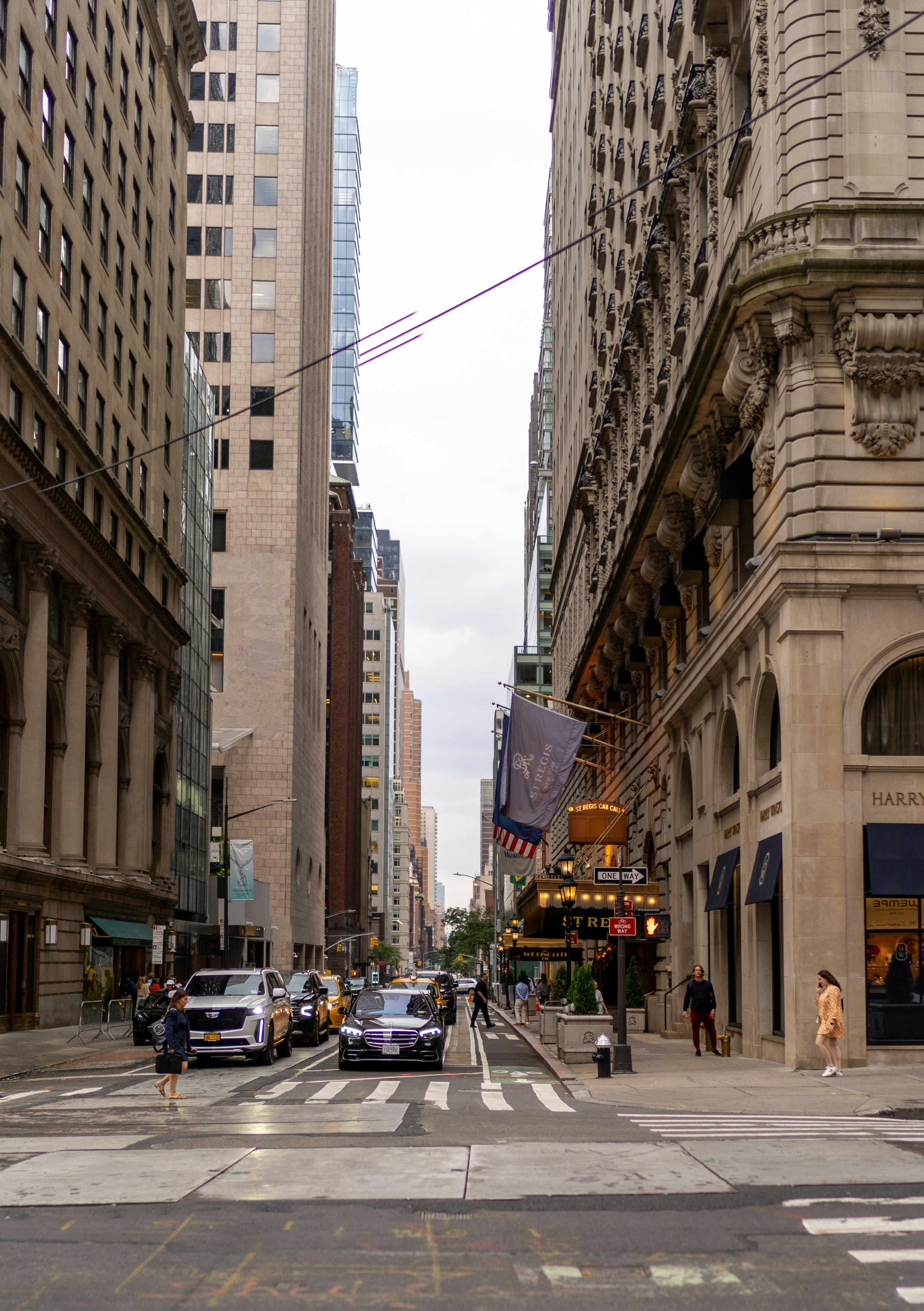 Una calle de la ciudad llena de muchos edificios altos