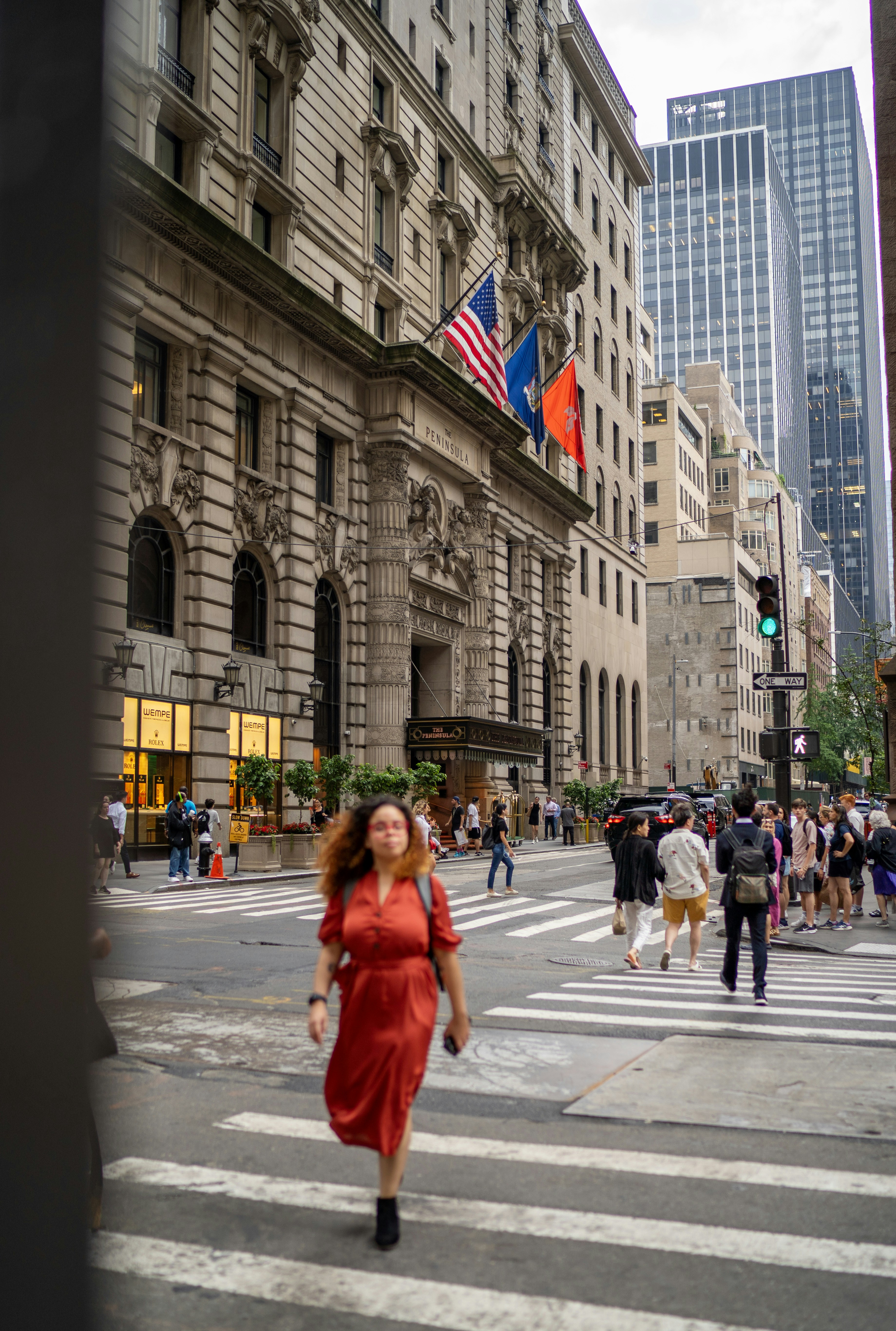 Una mujer con un vestido rojo caminando por una calle