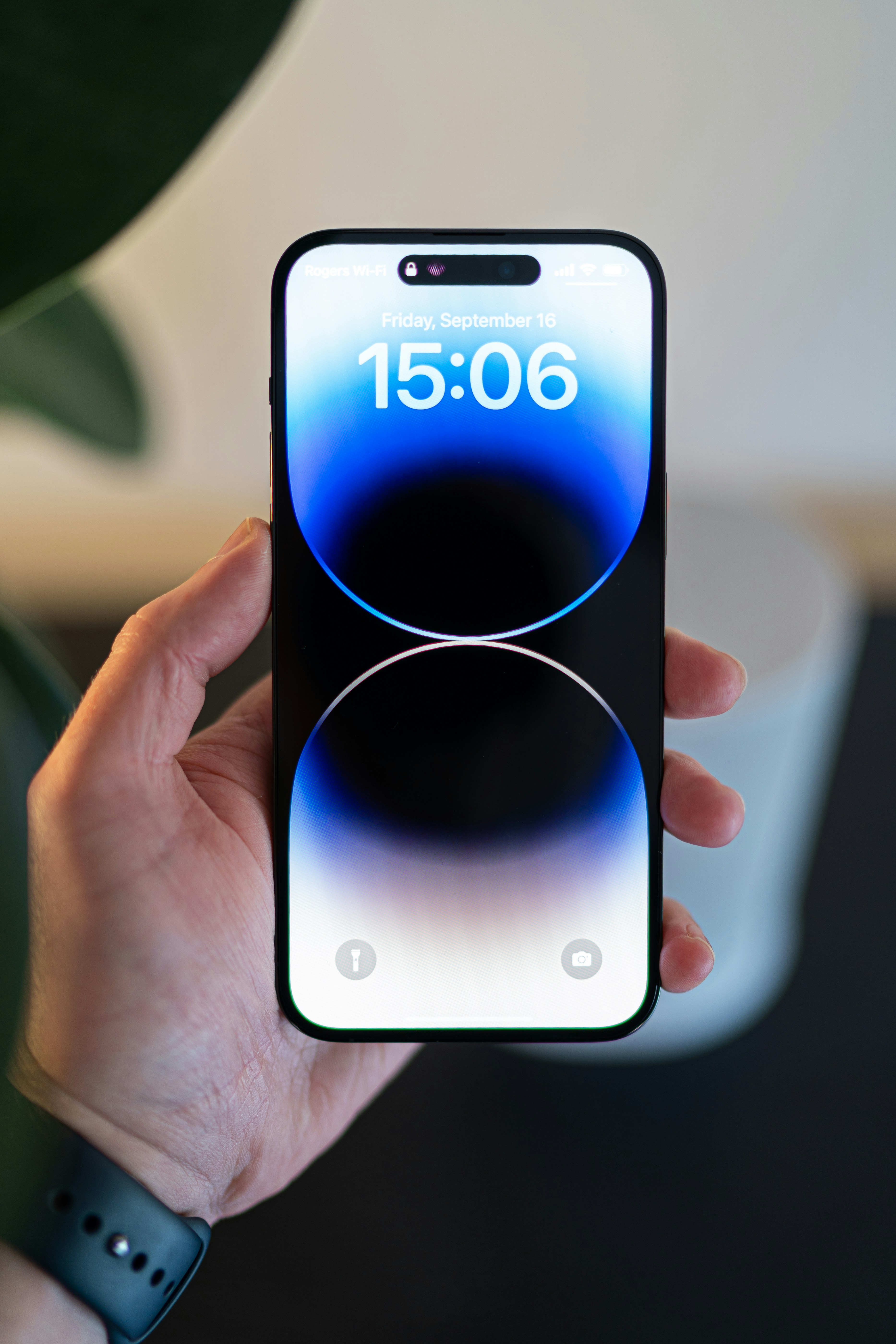 Pessoa interagindo com smartphone