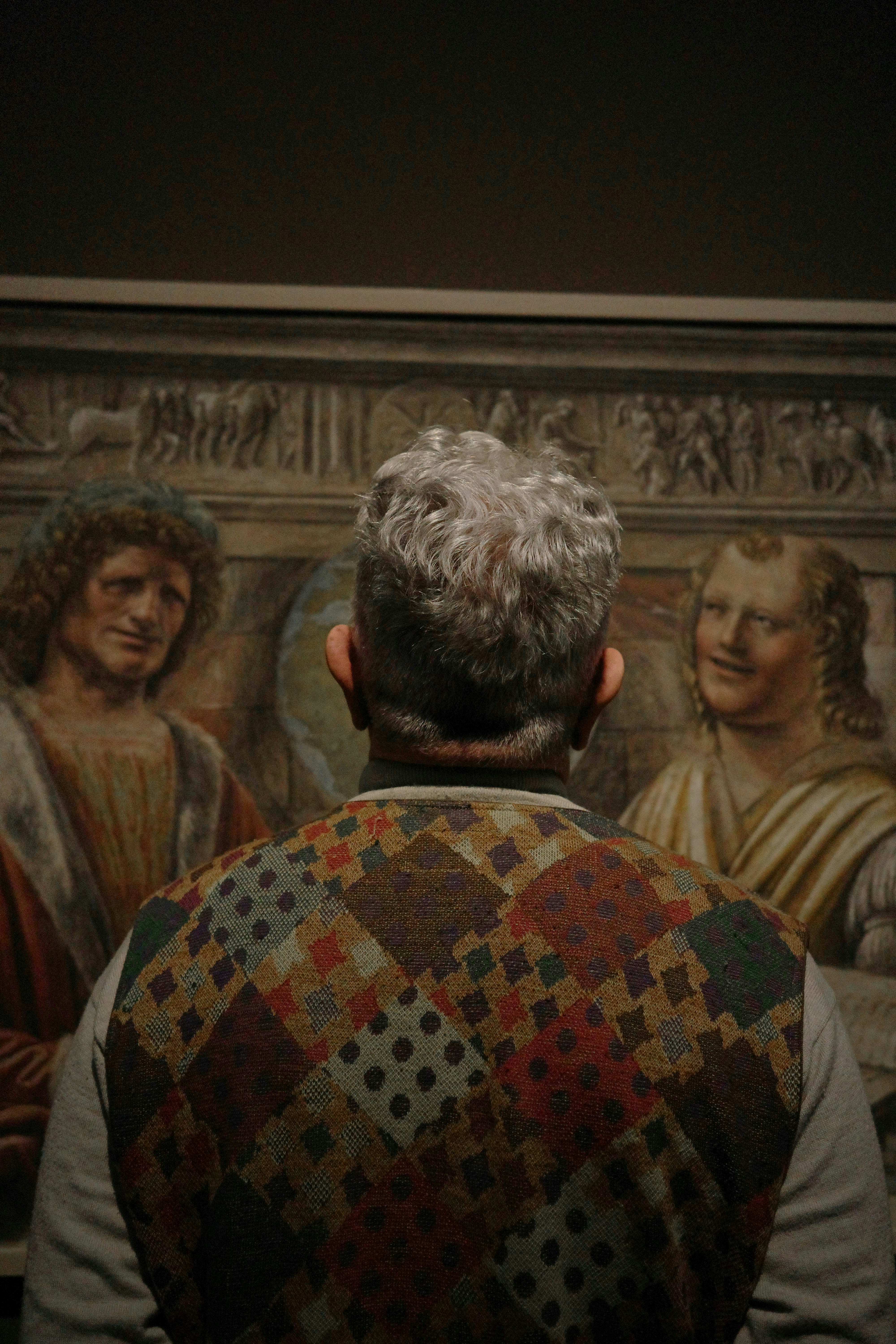Un hombre mirando un cuadro en un museo