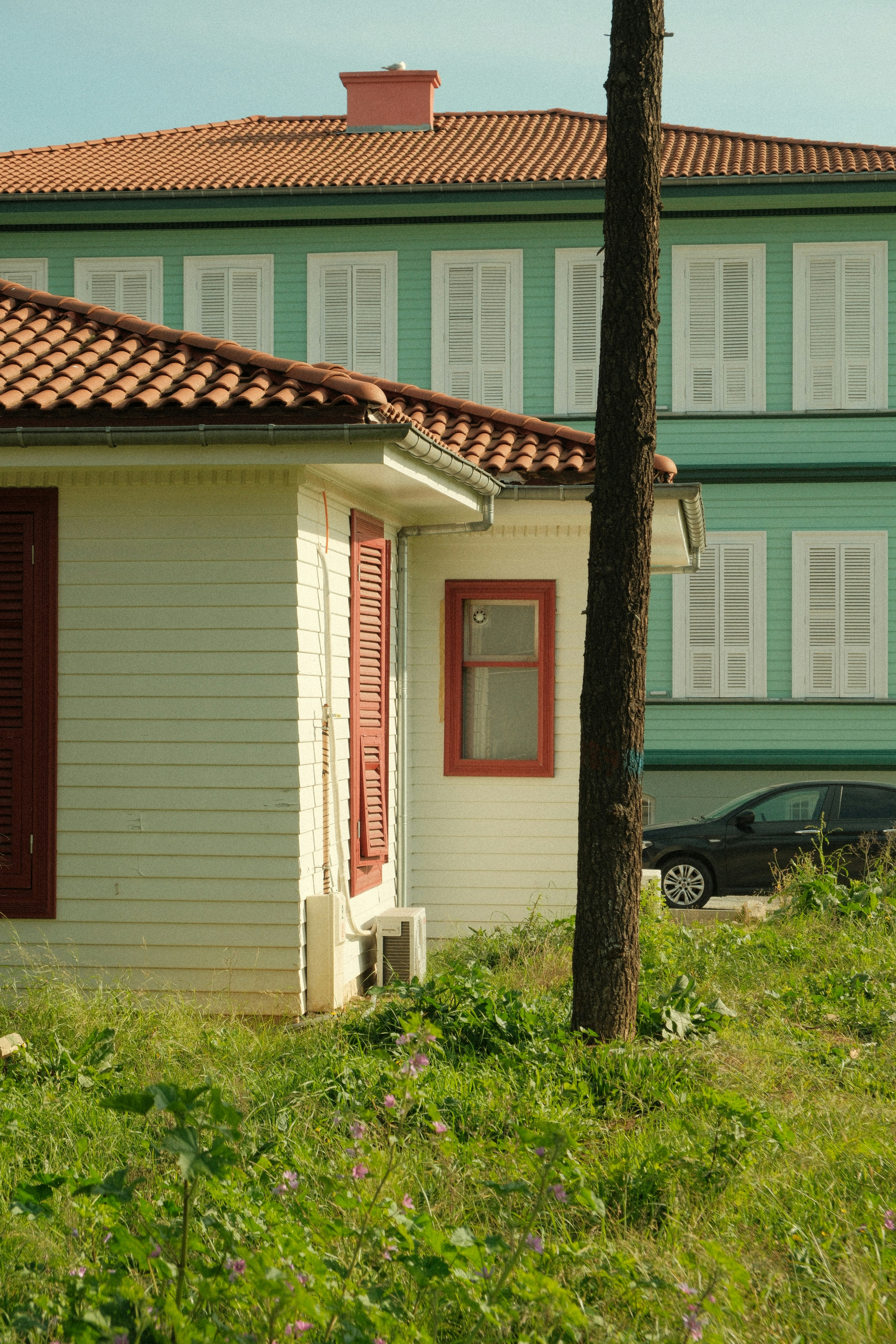 Una casa con un'auto parcheggiata di fronte