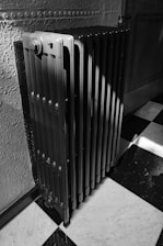 Ремонтиран сив радиатор с гладка, прясно завършена повърхност в дом в Пловдив.