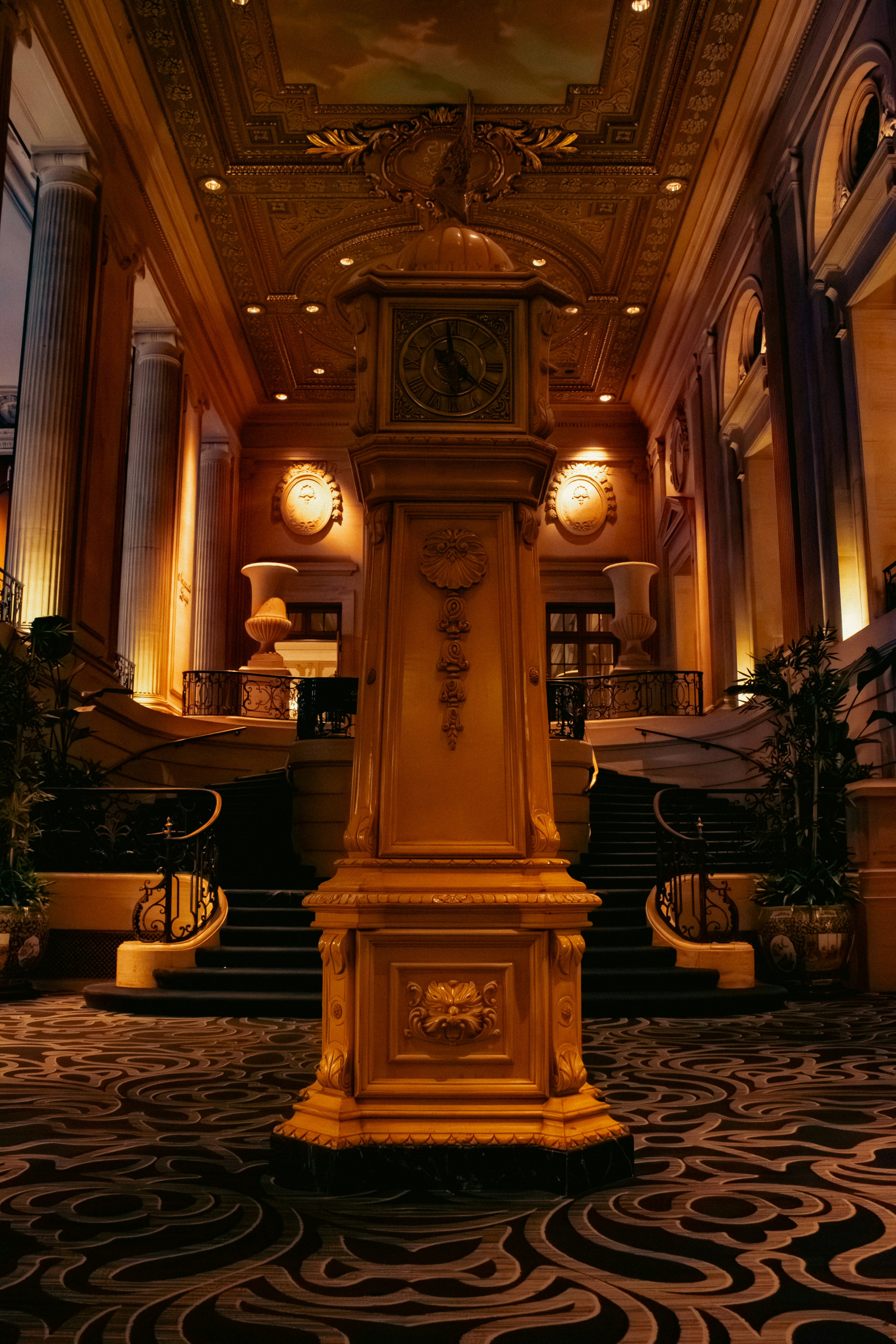 Eine Uhr in der Mitte einer Lobby